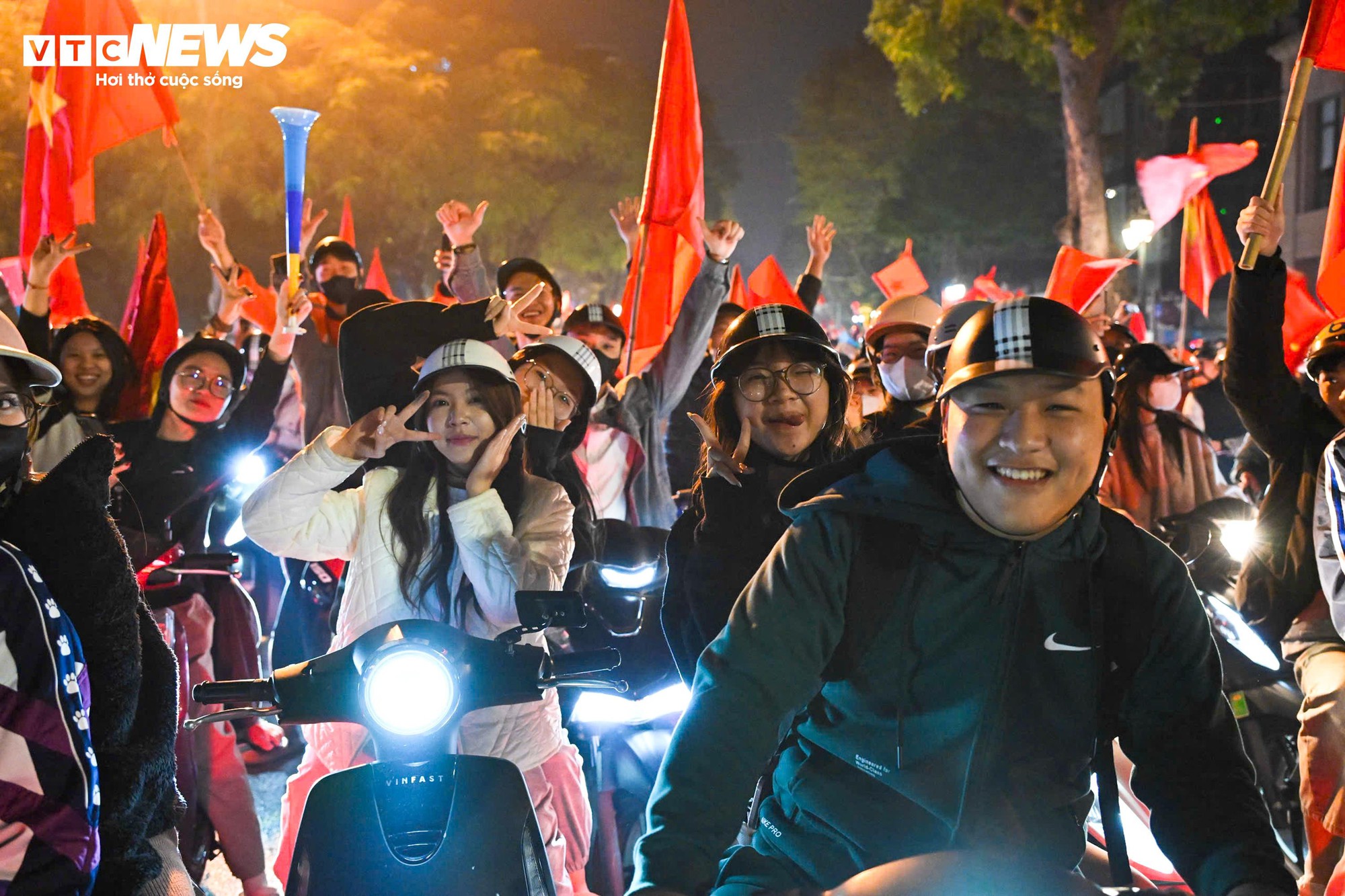 Cờ đỏ sao vàng rợp phố phường Hà Nội mừng U22 Việt Nam vô địch SEA Games 33 - Ảnh 14.