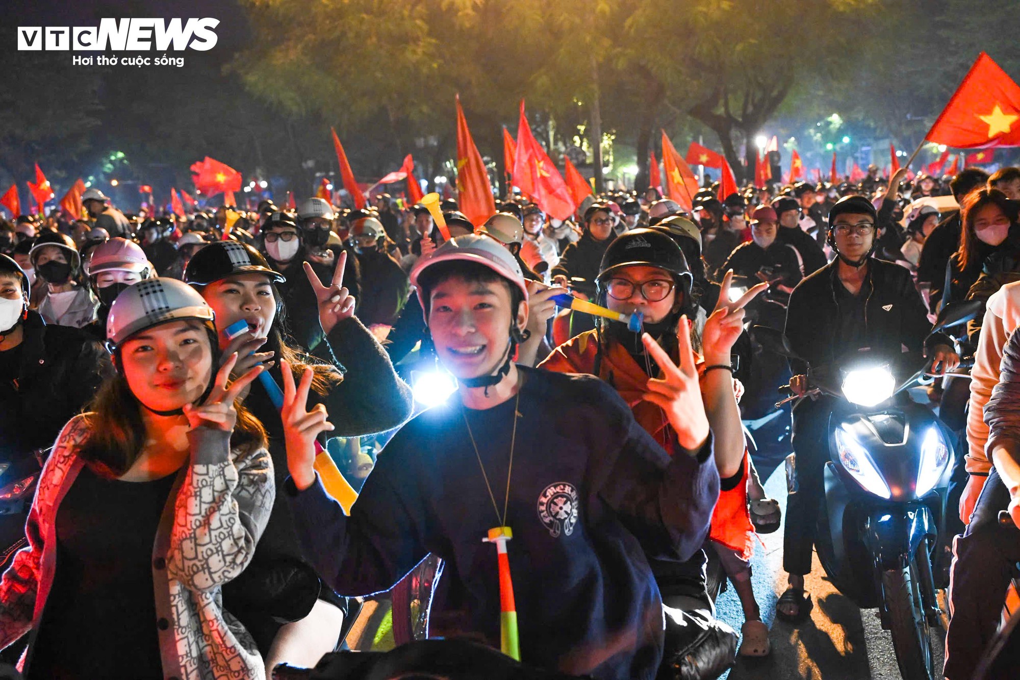 Cờ đỏ sao vàng rợp phố phường Hà Nội mừng U22 Việt Nam vô địch SEA Games 33 - Ảnh 12.