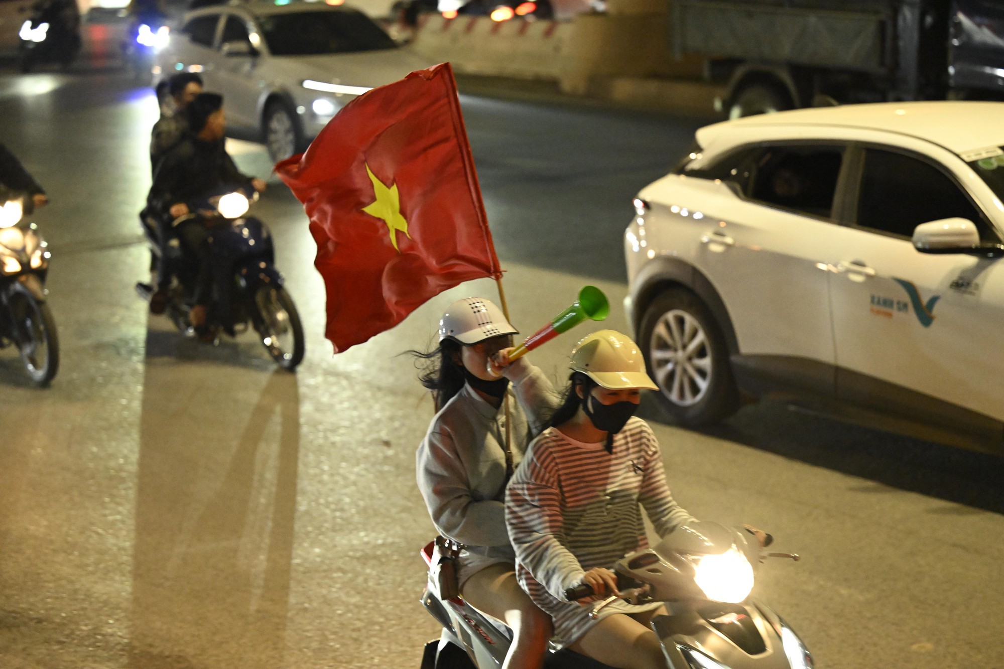 Việt Nam vô địch: Đường phố vui như Tết rồi nè!- Ảnh 5. Việt Nam vô địch: Đường phố vui như Tết rồi nè!- Ảnh 5.