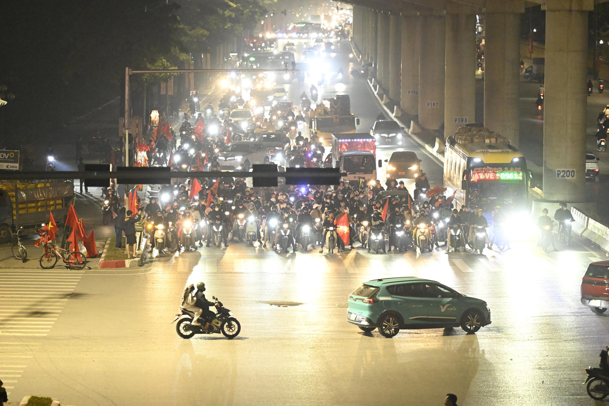 Việt Nam vô địch: Đường phố vui như Tết rồi nè!- Ảnh 20. Việt Nam vô địch: Đường phố vui như Tết rồi nè!- Ảnh 20.