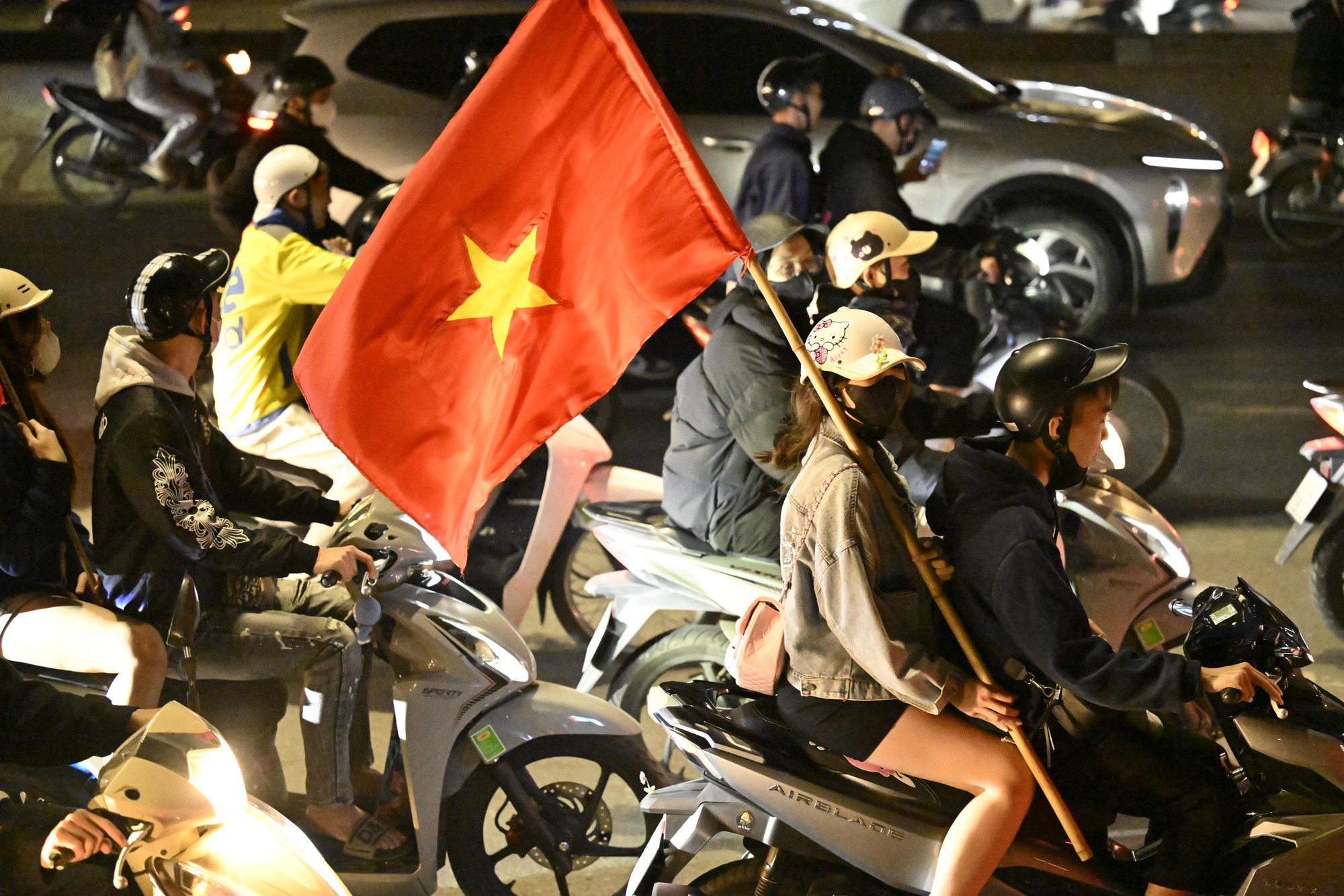 Việt Nam vô địch: Đường phố vui như Tết rồi nè!- Ảnh 16. Việt Nam vô địch: Đường phố vui như Tết rồi nè!- Ảnh 16.