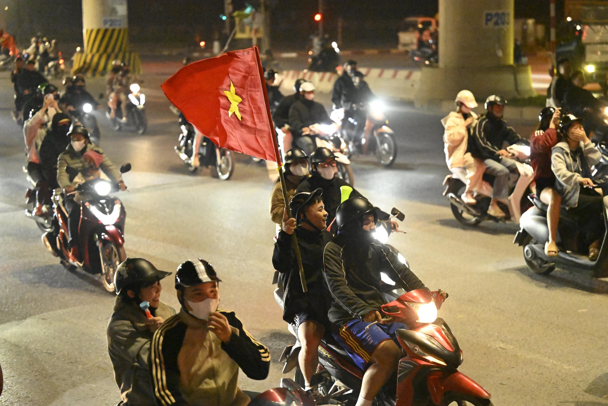 Việt Nam vô địch: Đường phố vui như Tết rồi nè!- Ảnh 17. Việt Nam vô địch: Đường phố vui như Tết rồi nè!- Ảnh 17.