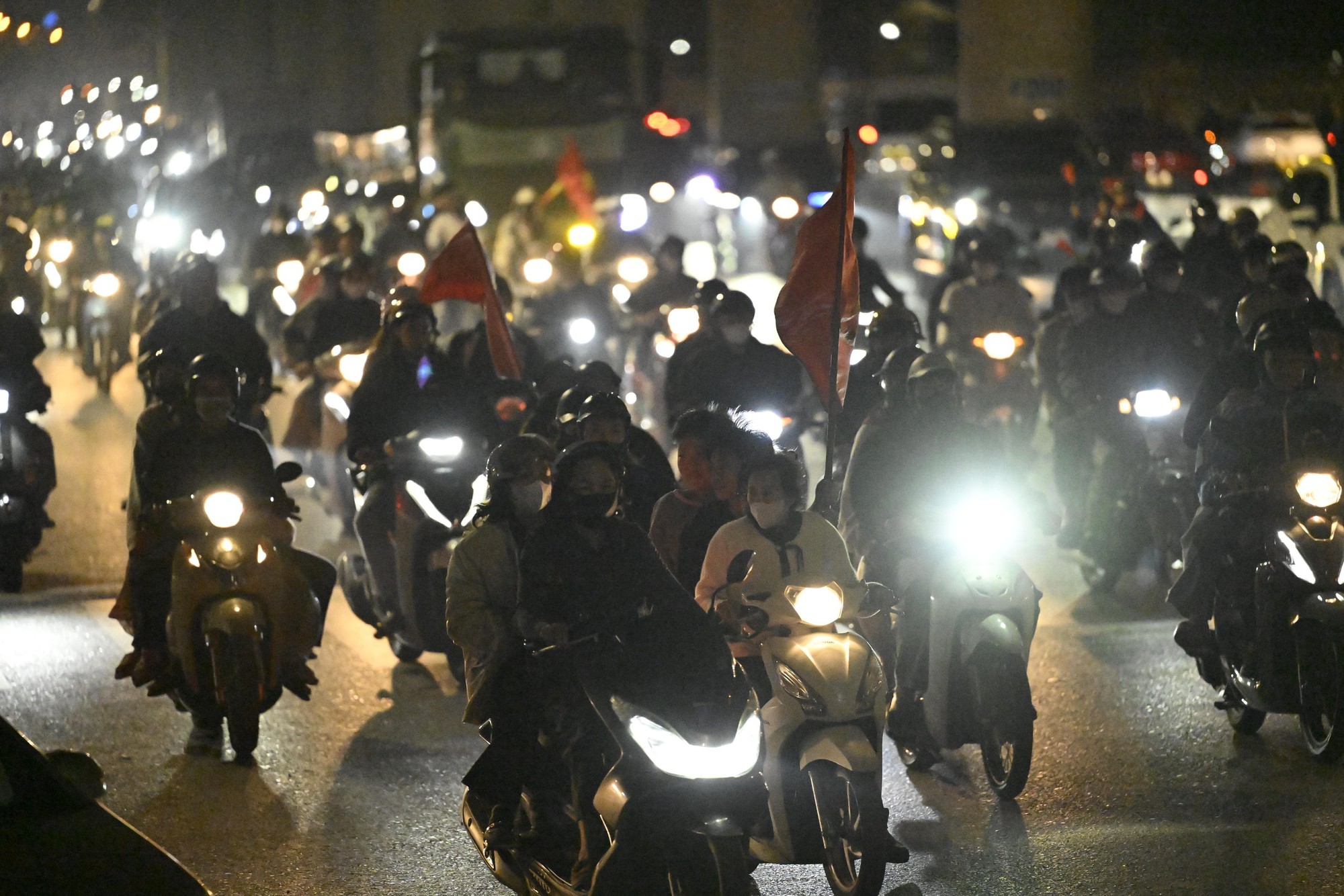 Việt Nam vô địch: Đường phố vui như Tết rồi nè!- Ảnh 18. Việt Nam vô địch: Đường phố vui như Tết rồi nè!- Ảnh 18.