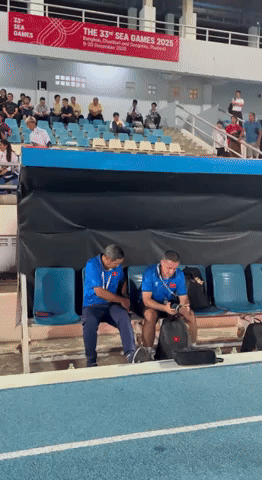 Chạnh l&ograve;ng khoảnh khắc HLV Mai Đức Chung ho khan, mệt mỏi ở cabin ban huấn luyện- Ảnh 20.