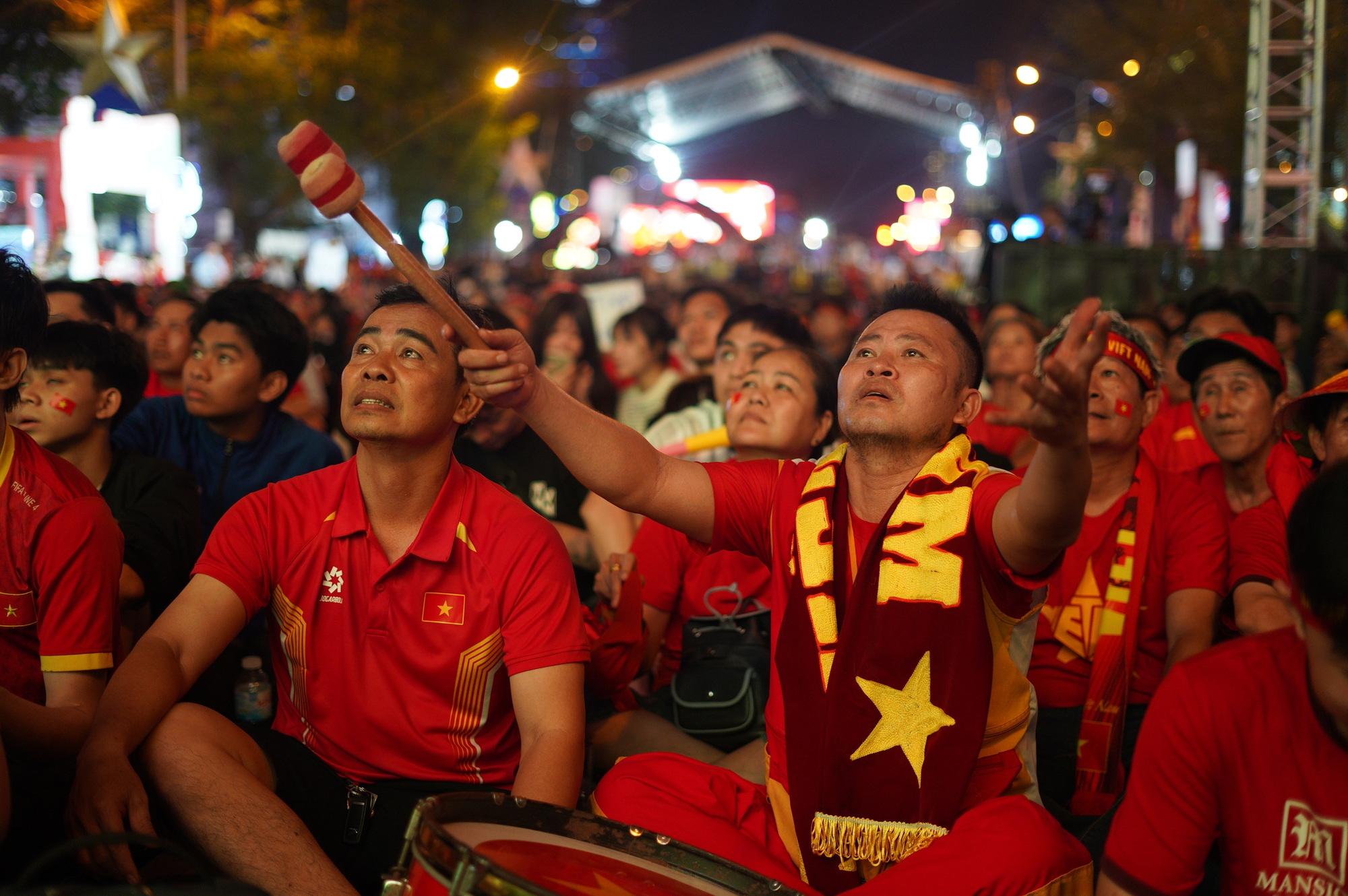 Hàng nghìn người nín thở trên phố đi bộ Nguyễn Huệ, tất cả đang chờ một khoảnh khắc!- Ảnh 20. Hàng nghìn người nín thở trên phố đi bộ Nguyễn Huệ, tất cả đang chờ một khoảnh khắc!- Ảnh 20.