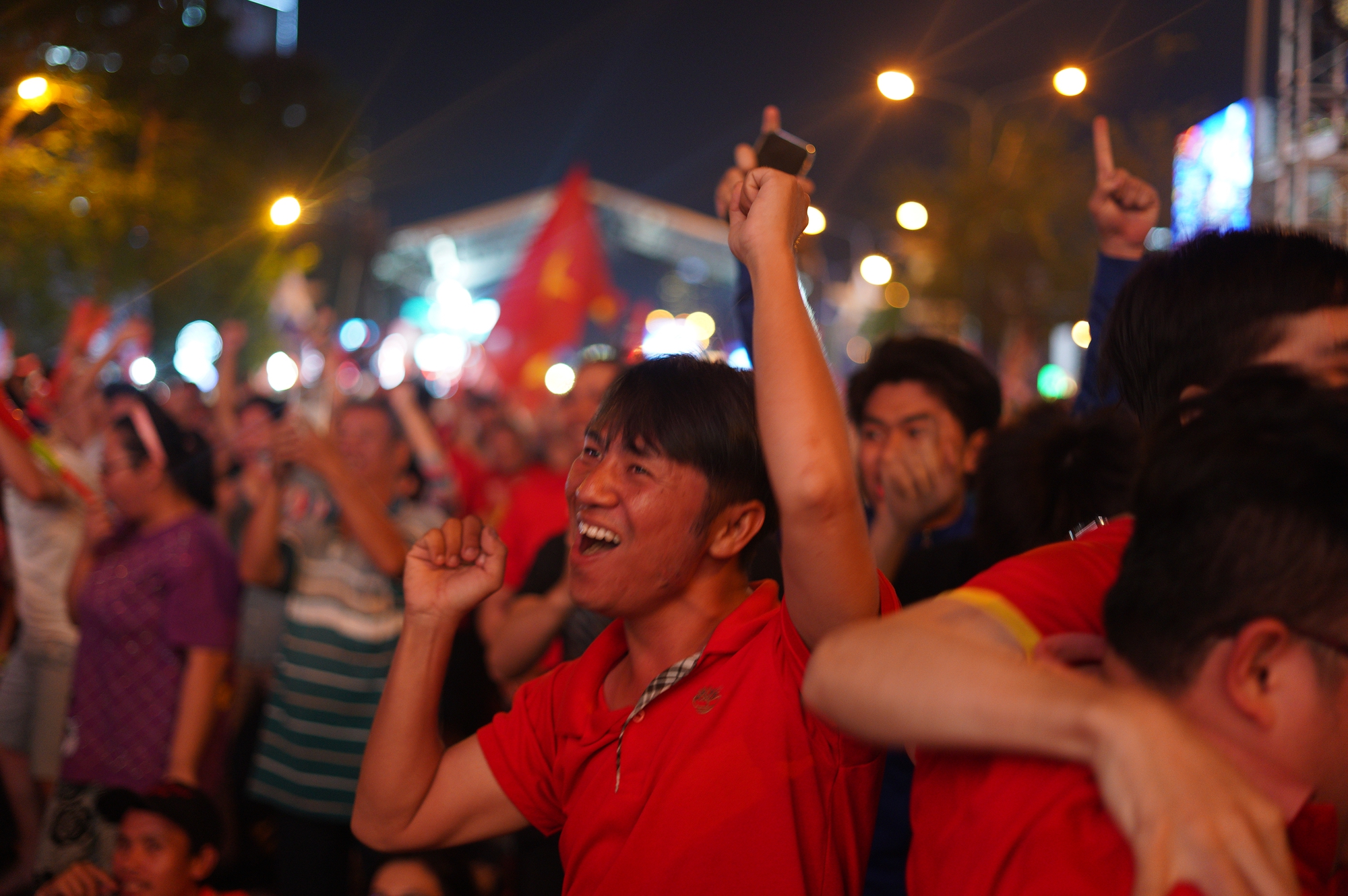 Hàng nghìn người nín thở trên phố đi bộ Nguyễn Huệ, tất cả đang chờ một khoảnh khắc!- Ảnh 19. Hàng nghìn người nín thở trên phố đi bộ Nguyễn Huệ, tất cả đang chờ một khoảnh khắc!- Ảnh 19.
