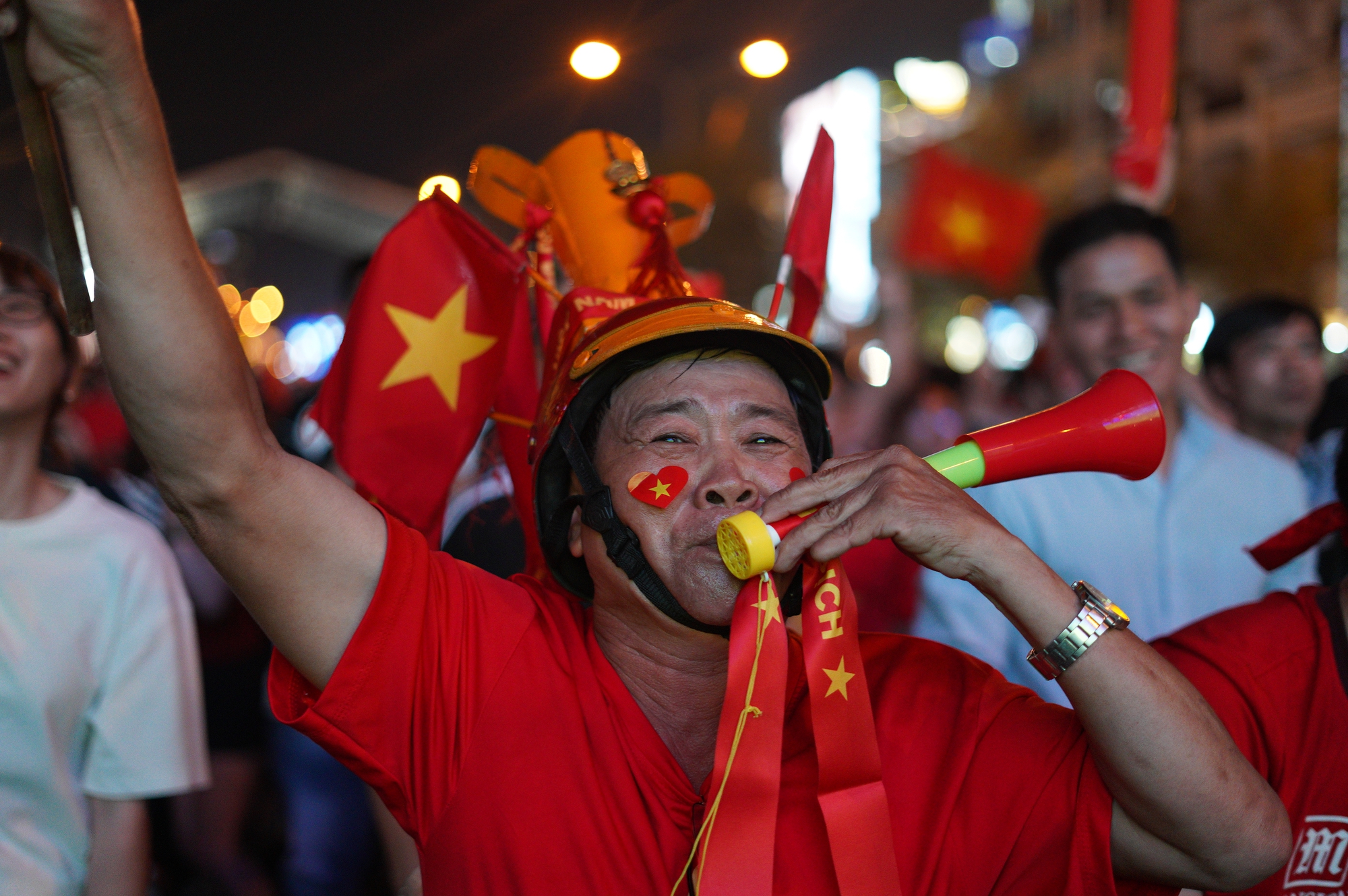 Hàng nghìn người nín thở trên phố đi bộ Nguyễn Huệ, tất cả đang chờ một khoảnh khắc!- Ảnh 16. Hàng nghìn người nín thở trên phố đi bộ Nguyễn Huệ, tất cả đang chờ một khoảnh khắc!- Ảnh 16.