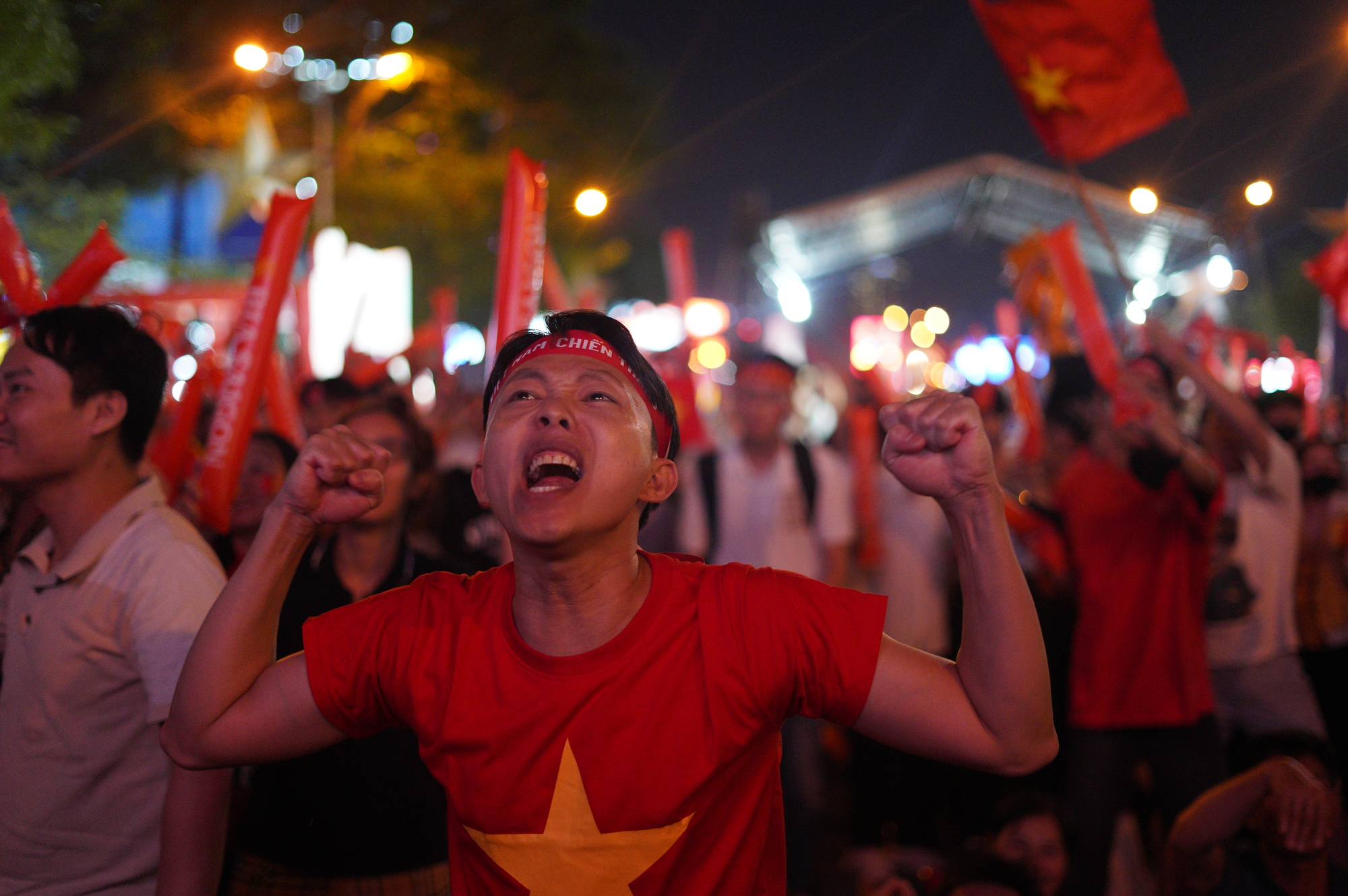 Hàng nghìn người nín thở trên phố đi bộ Nguyễn Huệ, tất cả đang chờ một khoảnh khắc!- Ảnh 17. Hàng nghìn người nín thở trên phố đi bộ Nguyễn Huệ, tất cả đang chờ một khoảnh khắc!- Ảnh 17.