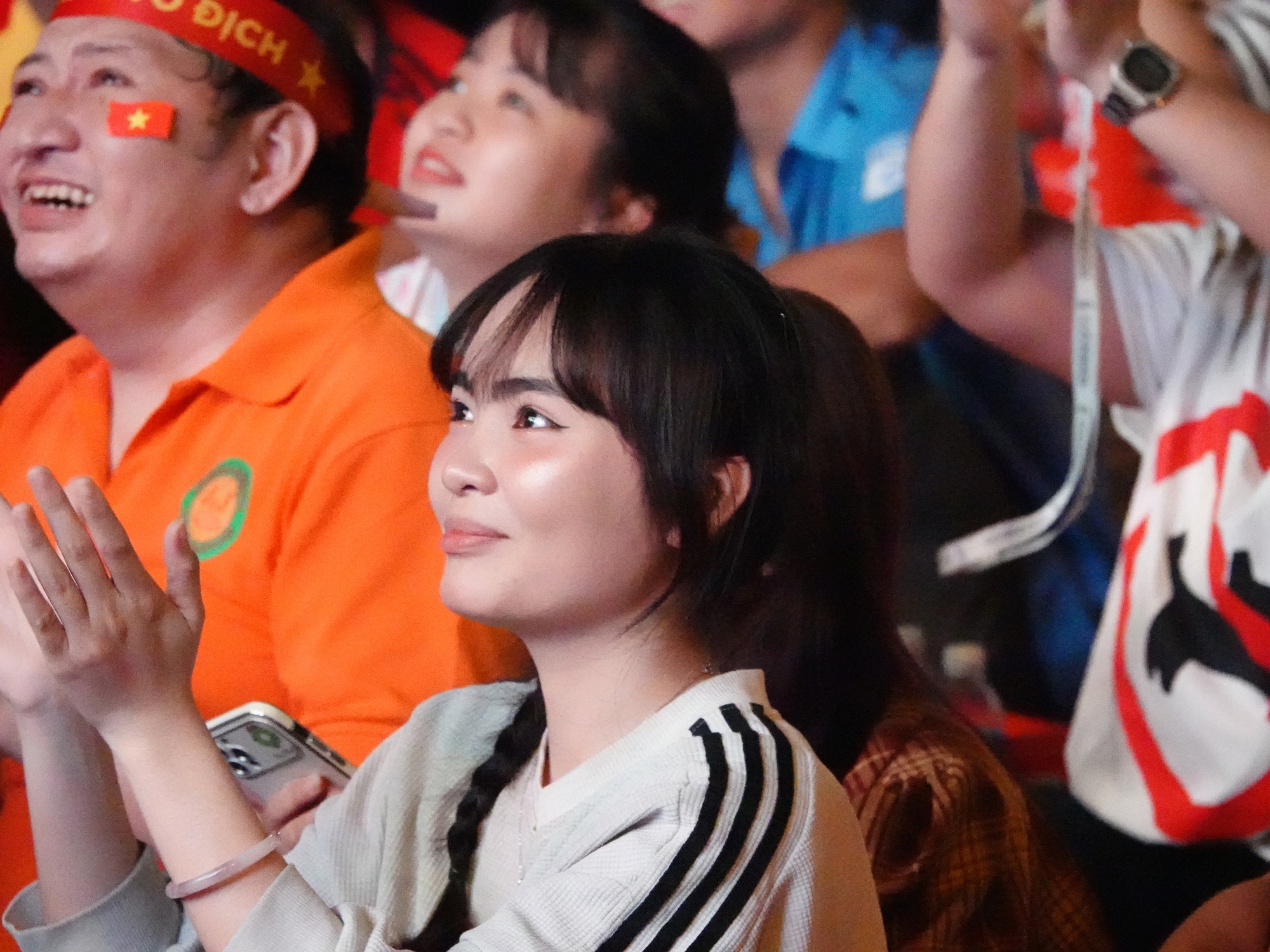 Hàng nghìn người nín thở trên phố đi bộ Nguyễn Huệ, tất cả đang chờ một khoảnh khắc!- Ảnh 21. Hàng nghìn người nín thở trên phố đi bộ Nguyễn Huệ, tất cả đang chờ một khoảnh khắc!- Ảnh 21.