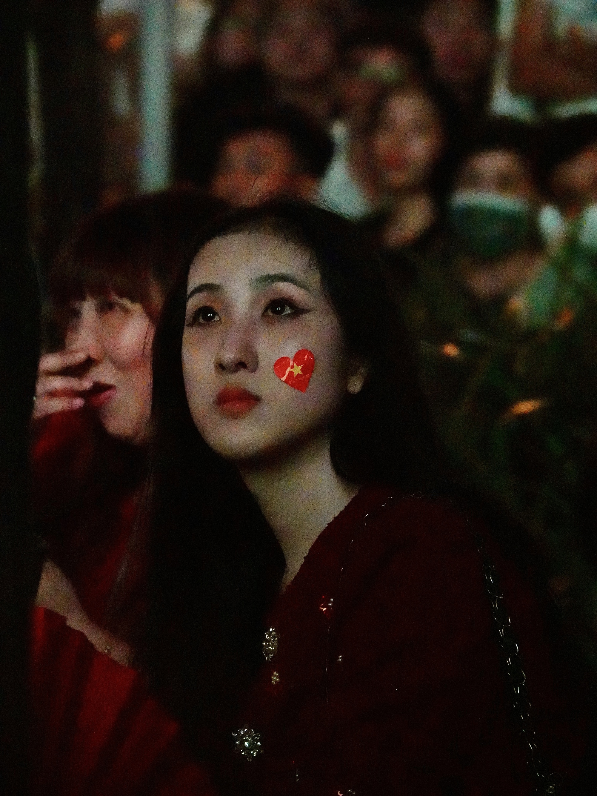 Hàng nghìn người nín thở trên phố đi bộ Nguyễn Huệ, tất cả đang chờ một khoảnh khắc!- Ảnh 22. Hàng nghìn người nín thở trên phố đi bộ Nguyễn Huệ, tất cả đang chờ một khoảnh khắc!- Ảnh 22.