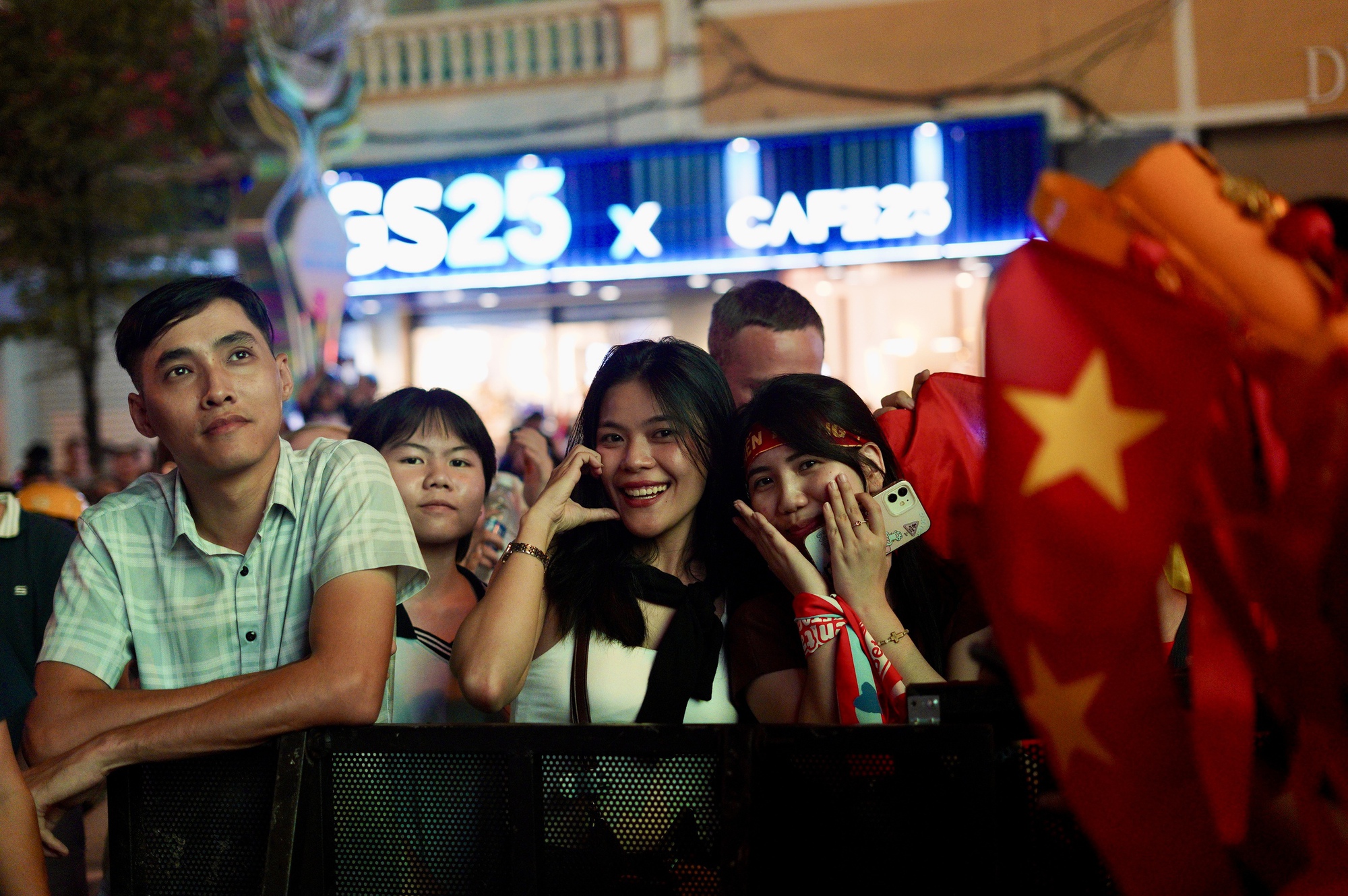 Hàng nghìn người nín thở trên phố đi bộ Nguyễn Huệ, tất cả đang chờ một khoảnh khắc!- Ảnh 23. Hàng nghìn người nín thở trên phố đi bộ Nguyễn Huệ, tất cả đang chờ một khoảnh khắc!- Ảnh 23.