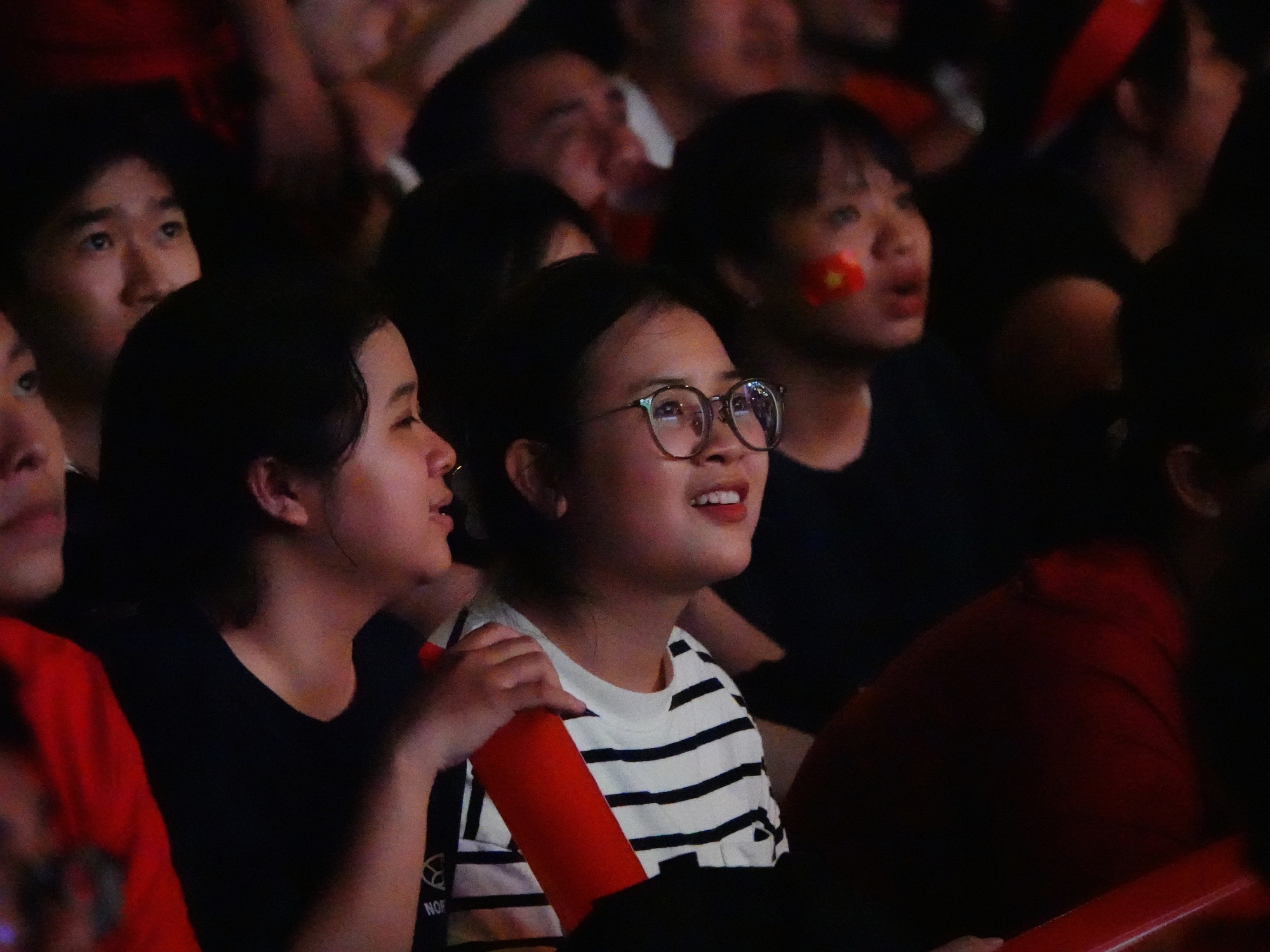 Hàng nghìn người nín thở trên phố đi bộ Nguyễn Huệ, tất cả đang chờ một khoảnh khắc!- Ảnh 24. Hàng nghìn người nín thở trên phố đi bộ Nguyễn Huệ, tất cả đang chờ một khoảnh khắc!- Ảnh 24.