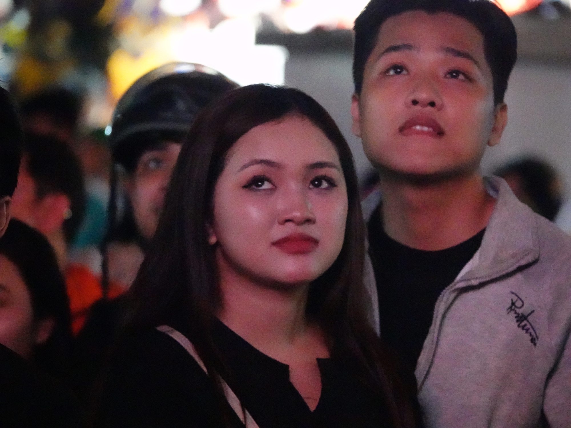 Hàng nghìn người nín thở trên phố đi bộ Nguyễn Huệ, tất cả đang chờ một khoảnh khắc!- Ảnh 25. Hàng nghìn người nín thở trên phố đi bộ Nguyễn Huệ, tất cả đang chờ một khoảnh khắc!- Ảnh 25.