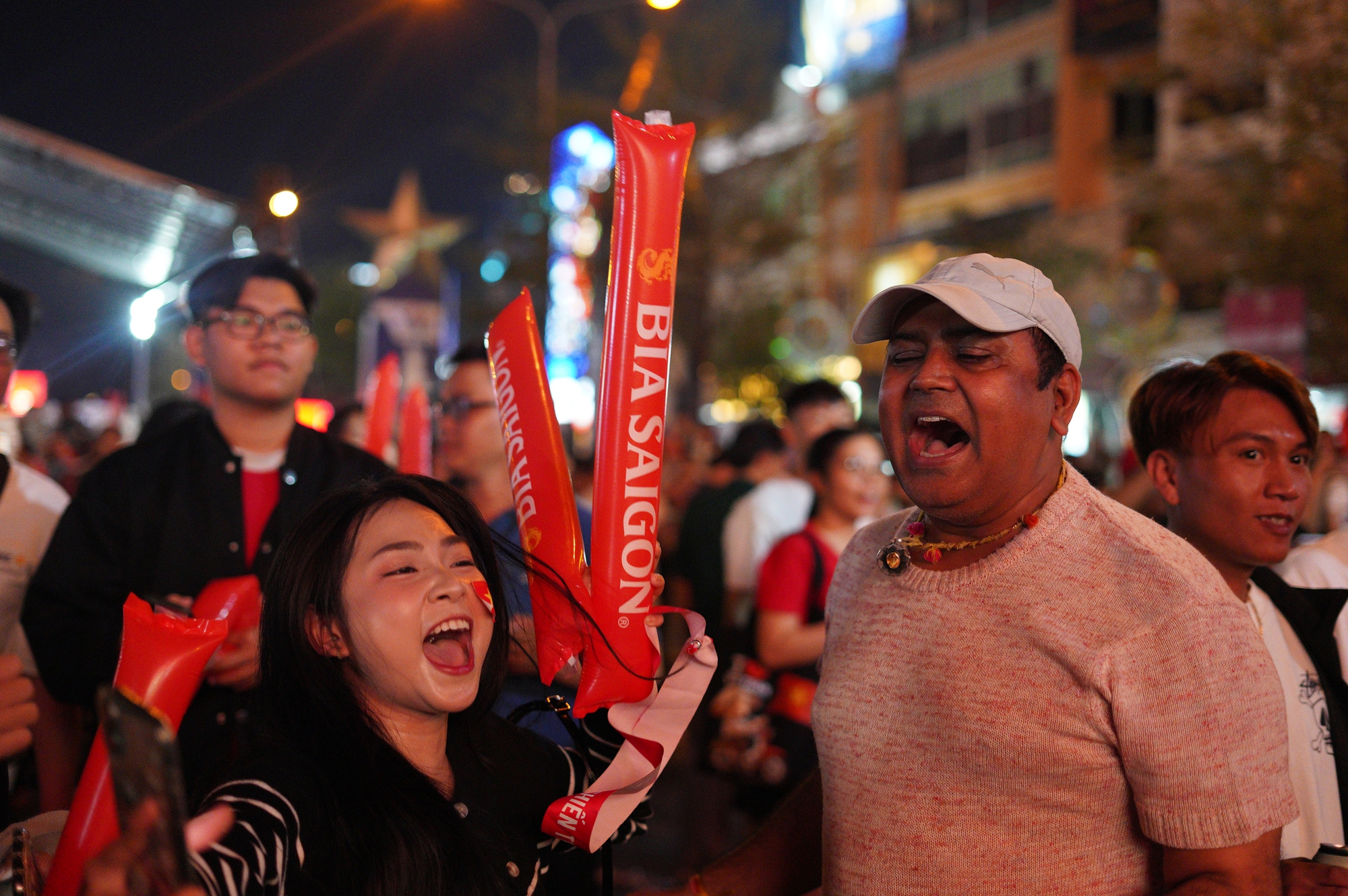 Việt Nam vô địch: Đường phố vui như Tết rồi nè!- Ảnh 8. Việt Nam vô địch: Đường phố vui như Tết rồi nè!- Ảnh 8.