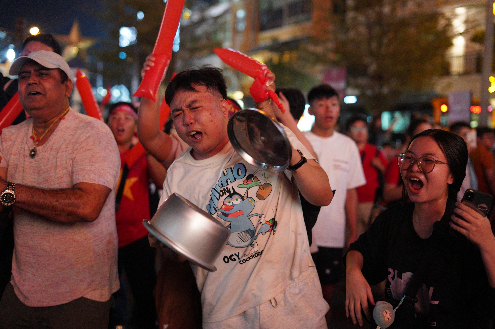 Việt Nam vô địch: Đường phố vui như Tết rồi nè!- Ảnh 15. Việt Nam vô địch: Đường phố vui như Tết rồi nè!- Ảnh 15.