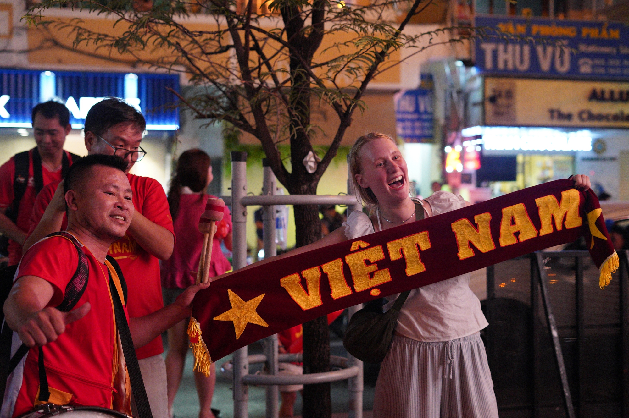 Việt Nam vô địch: Đường phố vui như Tết rồi nè!- Ảnh 11. Việt Nam vô địch: Đường phố vui như Tết rồi nè!- Ảnh 11.