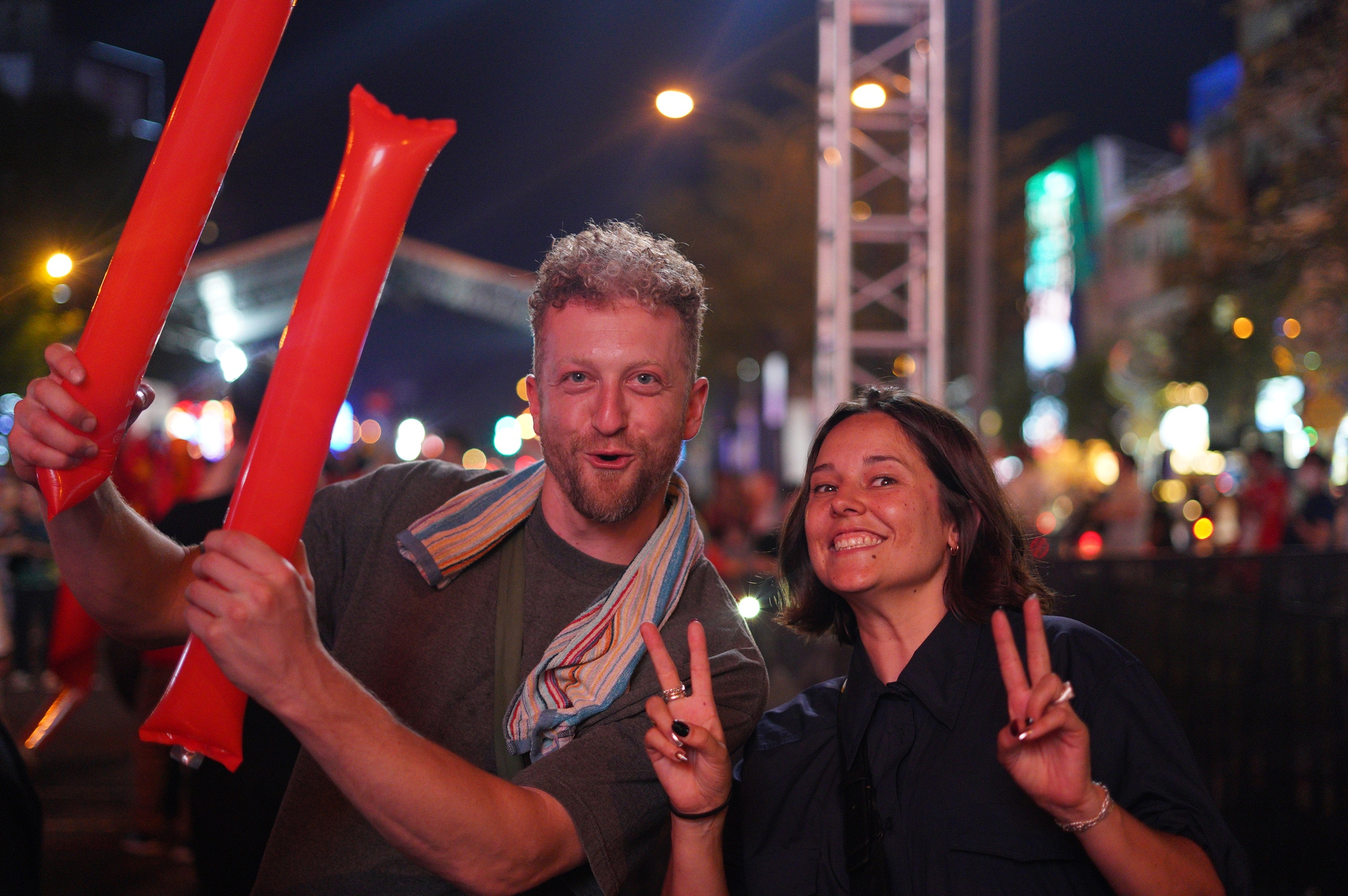 Việt Nam vô địch: Đường phố vui như Tết rồi nè!- Ảnh 9. Việt Nam vô địch: Đường phố vui như Tết rồi nè!- Ảnh 9.