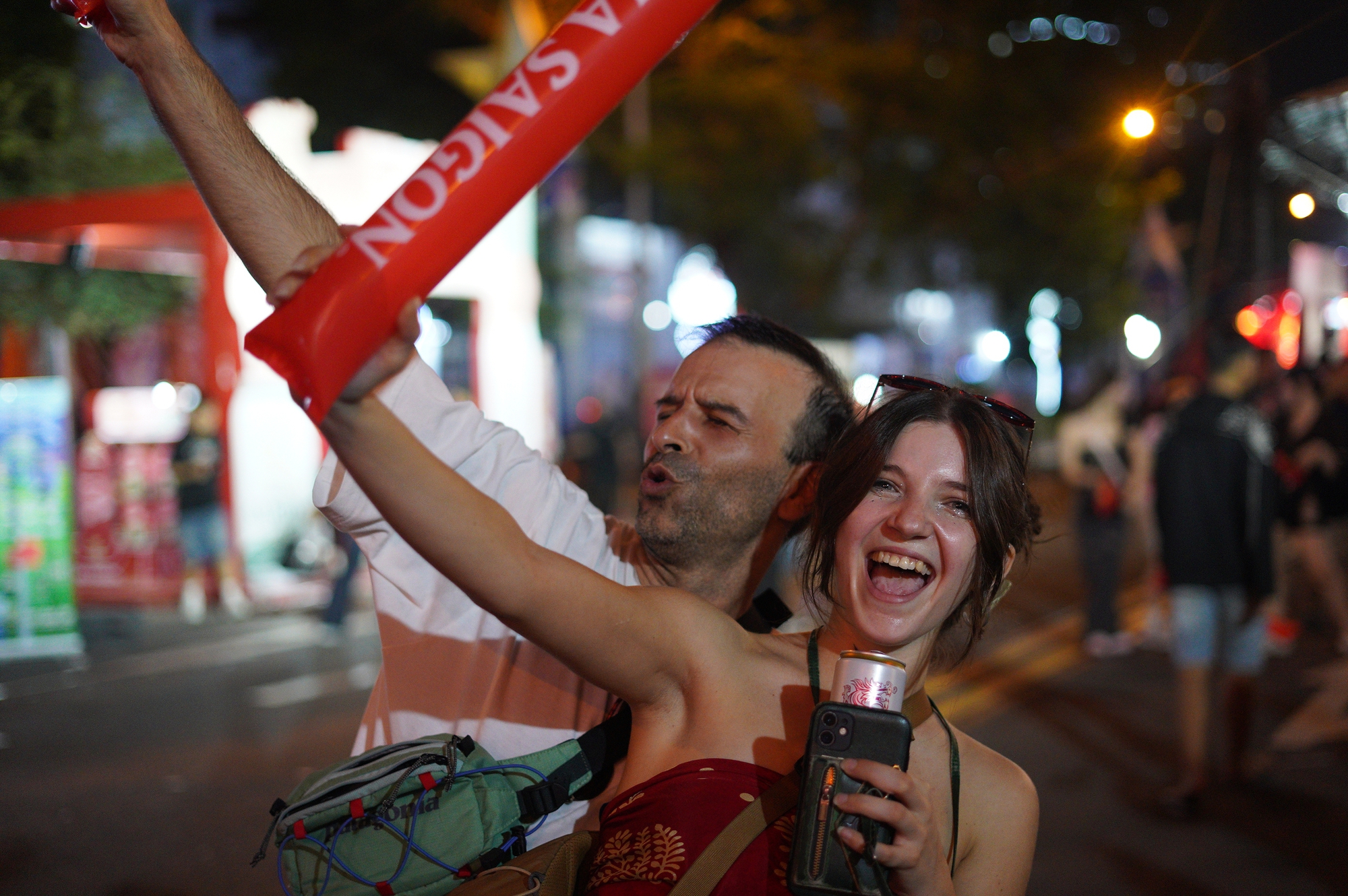 Việt Nam vô địch: Đường phố vui như Tết rồi nè!- Ảnh 14. Việt Nam vô địch: Đường phố vui như Tết rồi nè!- Ảnh 14.