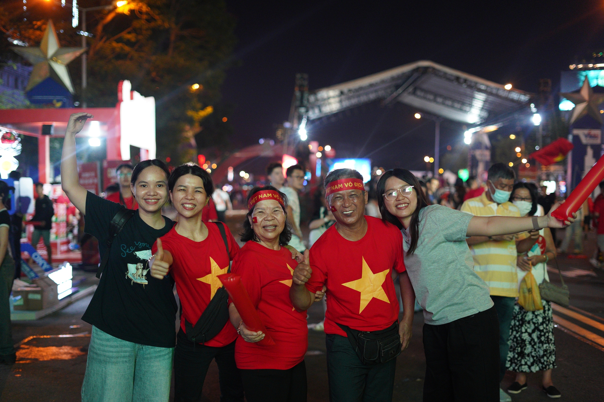 Việt Nam vô địch: Đường phố vui như Tết rồi nè!- Ảnh 12. Việt Nam vô địch: Đường phố vui như Tết rồi nè!- Ảnh 12.