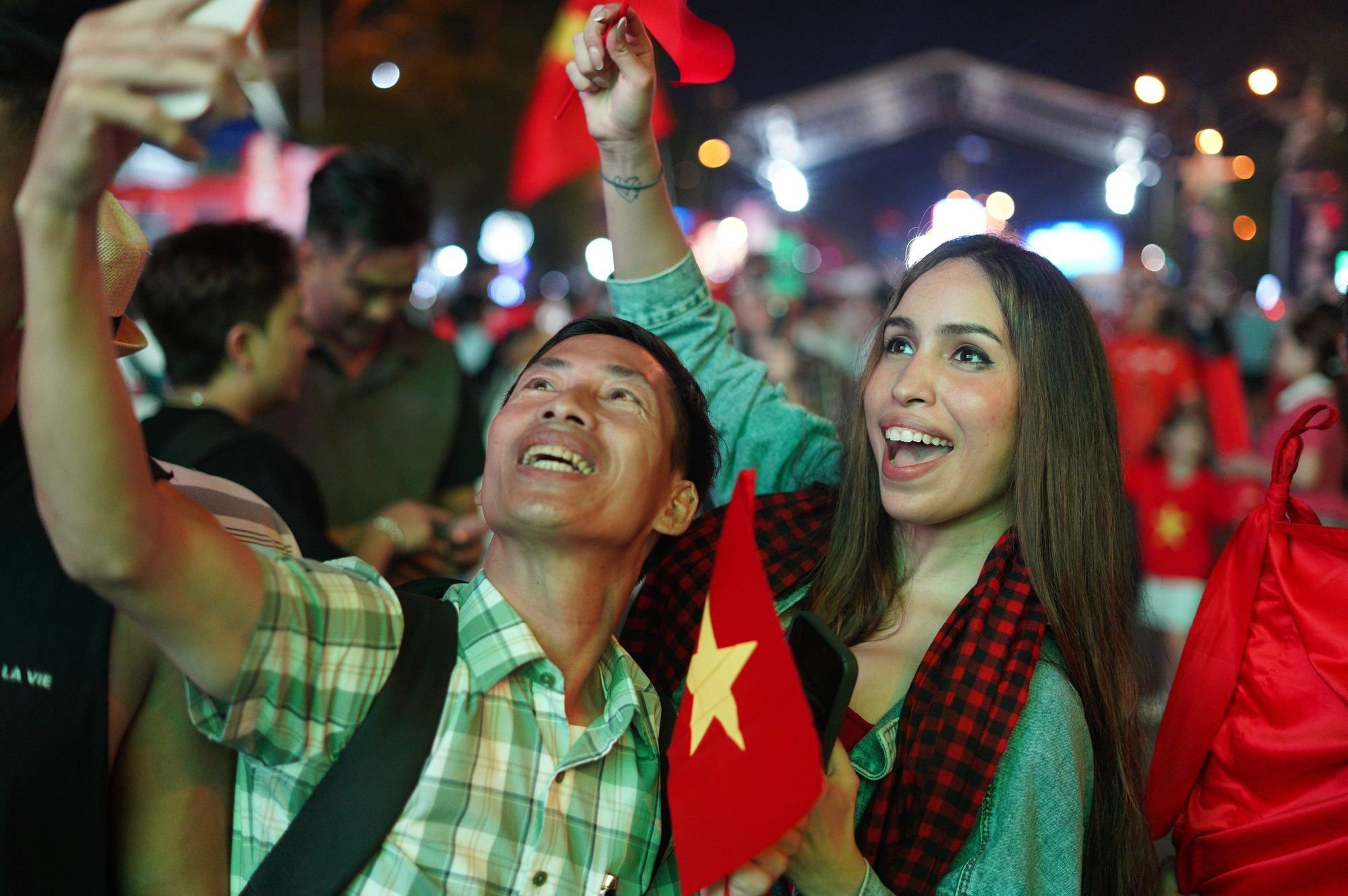 Việt Nam vô địch: Đường phố vui như Tết rồi nè!- Ảnh 13. Việt Nam vô địch: Đường phố vui như Tết rồi nè!- Ảnh 13.