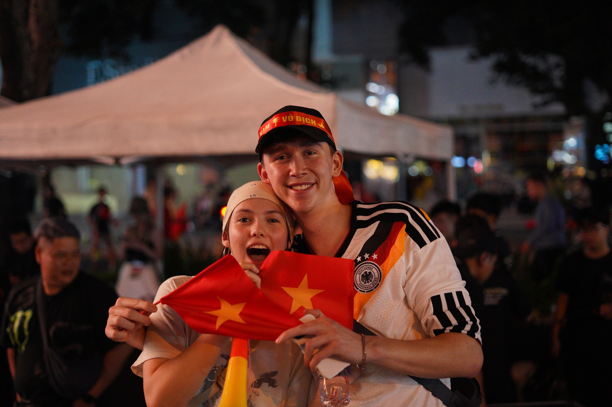 Việt Nam vô địch: Đường phố vui như Tết rồi nè!- Ảnh 10. Việt Nam vô địch: Đường phố vui như Tết rồi nè!- Ảnh 10.