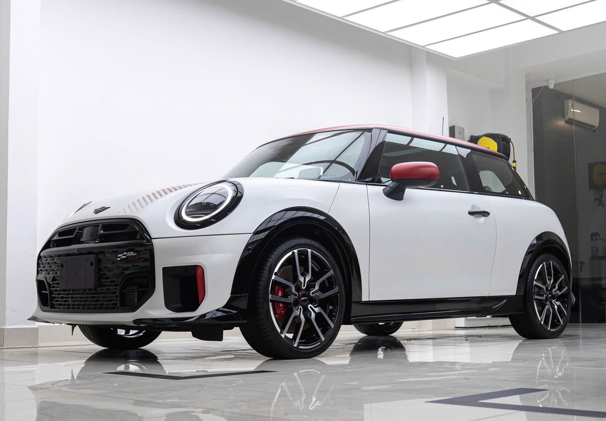 8 ‘xe chơi’ về Việt Nam 2025: Không phải siêu xe nhưng đắt, kén khách nhưng khó làm ngơ- Ảnh 12. 8 ‘xe chơi’ về Việt Nam 2025: Không phải siêu xe nhưng đắt, kén khách nhưng khó làm ngơ- Ảnh 12.