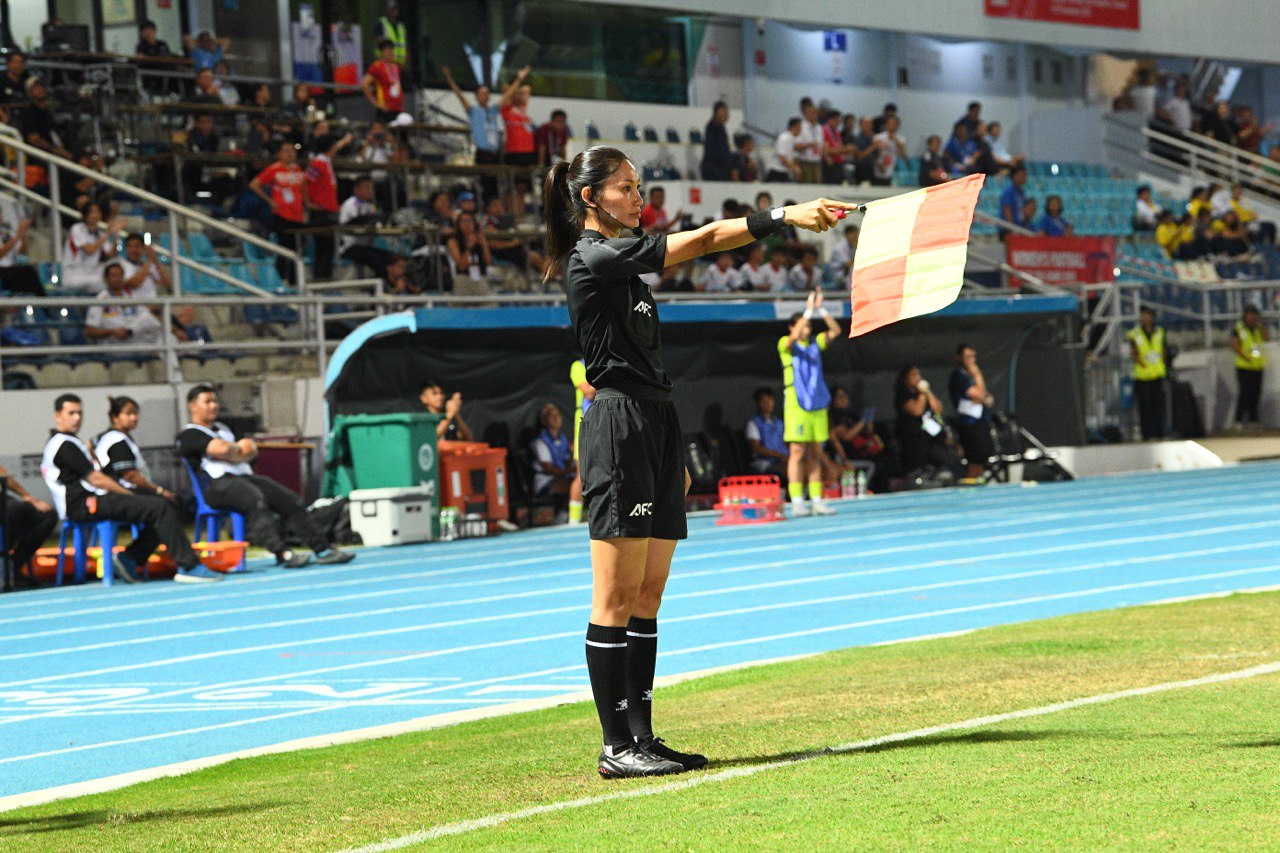 Bích Thùy: "Trọng tài đã đánh cắp bàn thắng đẹp nhất sự nghiệp của tôi" - Ảnh 2. Bích Thùy: "Trọng tài đã đánh cắp bàn thắng đẹp nhất sự nghiệp của tôi" - Ảnh 2.