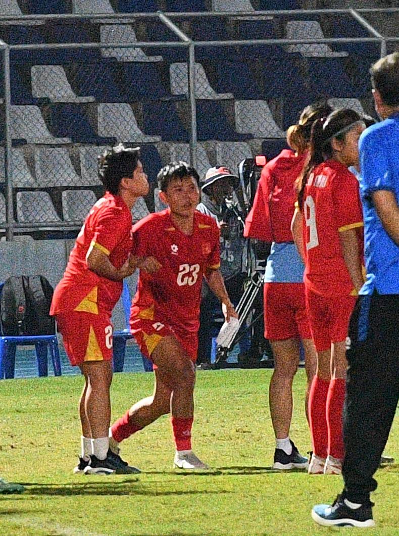 Đêm SEA Games đầy uất ức của Bích Thuỳ: Mất trắng bàn thắng, phản ứng gắt vì bị thay ra, rơi nước mắt bất lực- Ảnh 26. Đêm SEA Games đầy uất ức của Bích Thuỳ: Mất trắng bàn thắng, phản ứng gắt vì bị thay ra, rơi nước mắt bất lực- Ảnh 26.