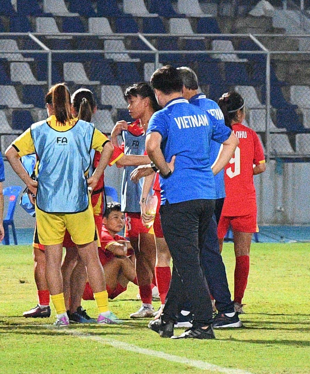 Đêm SEA Games đầy uất ức của Bích Thuỳ: Mất trắng bàn thắng, phản ứng gắt vì bị thay ra, rơi nước mắt bất lực- Ảnh 25. Đêm SEA Games đầy uất ức của Bích Thuỳ: Mất trắng bàn thắng, phản ứng gắt vì bị thay ra, rơi nước mắt bất lực- Ảnh 25.