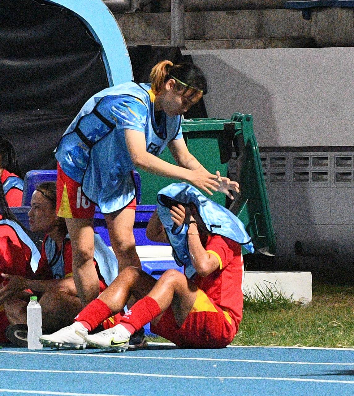 Đêm SEA Games đầy uất ức của Bích Thuỳ: Mất trắng bàn thắng, phản ứng gắt vì bị thay ra, rơi nước mắt bất lực- Ảnh 21. Đêm SEA Games đầy uất ức của Bích Thuỳ: Mất trắng bàn thắng, phản ứng gắt vì bị thay ra, rơi nước mắt bất lực- Ảnh 21.