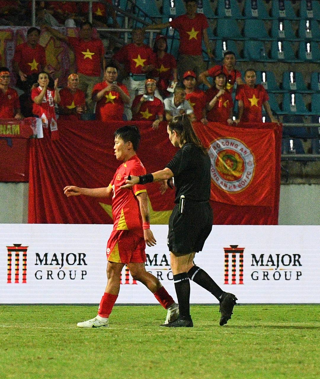 Đêm SEA Games đầy uất ức của Bích Thuỳ: Mất trắng bàn thắng, phản ứng gắt vì bị thay ra, rơi nước mắt bất lực- Ảnh 16. Đêm SEA Games đầy uất ức của Bích Thuỳ: Mất trắng bàn thắng, phản ứng gắt vì bị thay ra, rơi nước mắt bất lực- Ảnh 16.