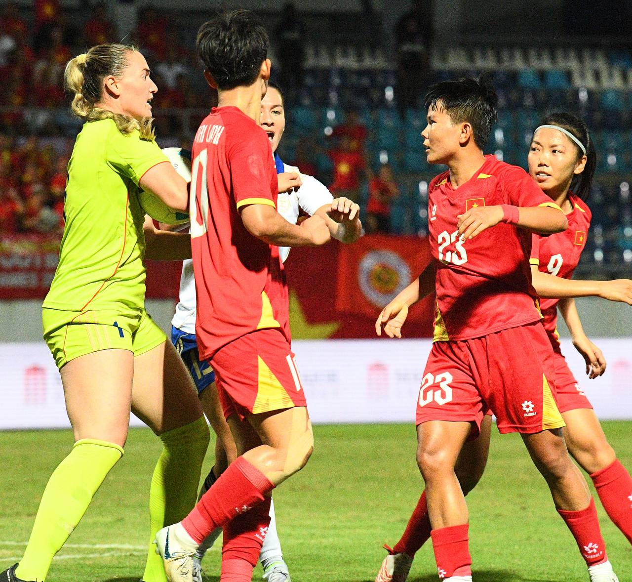 Đêm SEA Games đầy uất ức của Bích Thuỳ: Mất trắng bàn thắng, phản ứng gắt vì bị thay ra, rơi nước mắt bất lực- Ảnh 14. Đêm SEA Games đầy uất ức của Bích Thuỳ: Mất trắng bàn thắng, phản ứng gắt vì bị thay ra, rơi nước mắt bất lực- Ảnh 14.