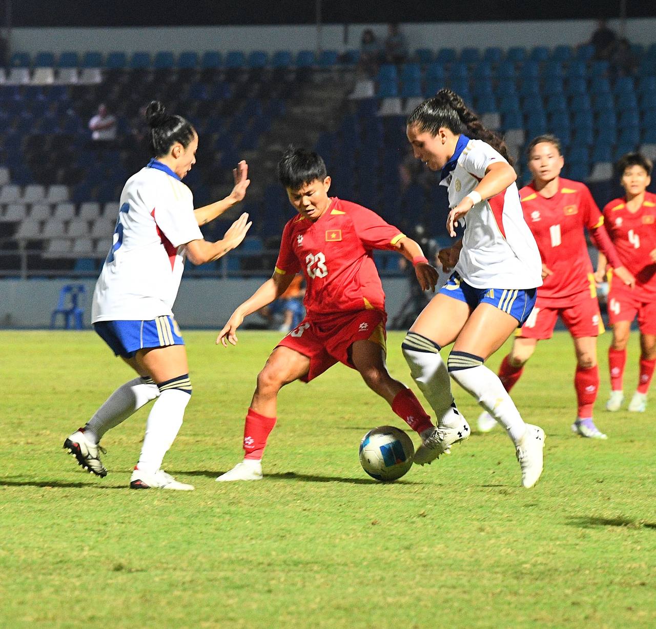 Đêm SEA Games đầy uất ức của Bích Thuỳ: Mất trắng bàn thắng, phản ứng gắt vì bị thay ra, rơi nước mắt bất lực- Ảnh 9. Đêm SEA Games đầy uất ức của Bích Thuỳ: Mất trắng bàn thắng, phản ứng gắt vì bị thay ra, rơi nước mắt bất lực- Ảnh 9.