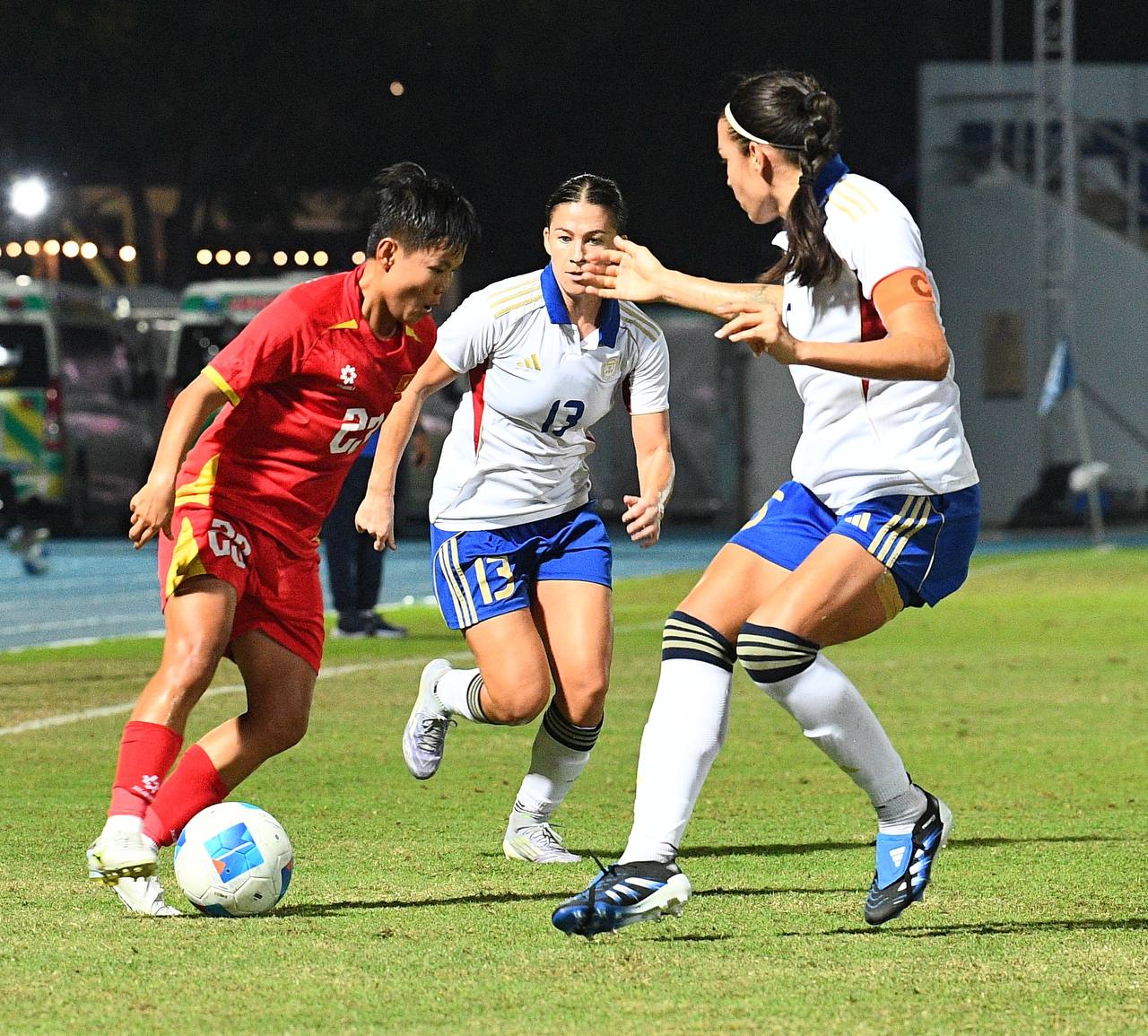 Đêm SEA Games đầy uất ức của Bích Thuỳ: Mất trắng bàn thắng, phản ứng gắt vì bị thay ra, rơi nước mắt bất lực- Ảnh 11. Đêm SEA Games đầy uất ức của Bích Thuỳ: Mất trắng bàn thắng, phản ứng gắt vì bị thay ra, rơi nước mắt bất lực- Ảnh 11.