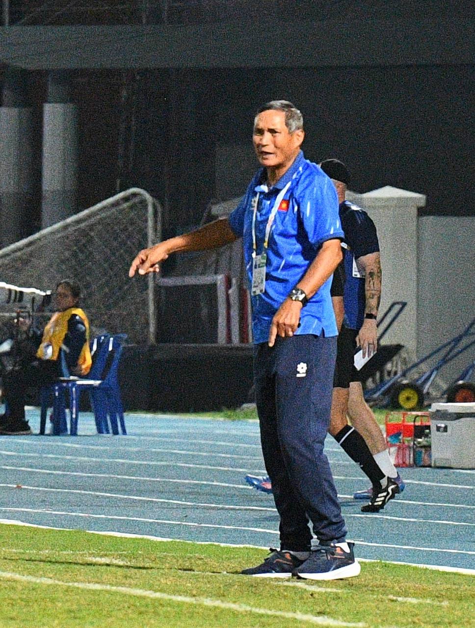 Chạnh l&ograve;ng khoảnh khắc HLV Mai Đức Chung ho khan, mệt mỏi ở cabin ban huấn luyện- Ảnh 6.