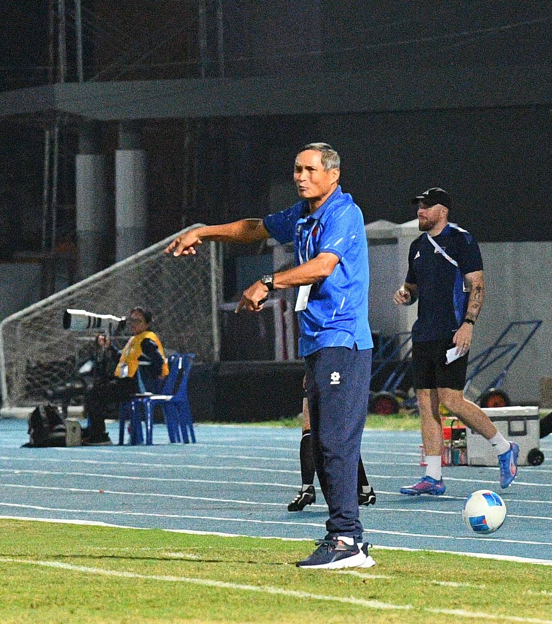 Chạnh l&ograve;ng khoảnh khắc HLV Mai Đức Chung ho khan, mệt mỏi ở cabin ban huấn luyện- Ảnh 5.