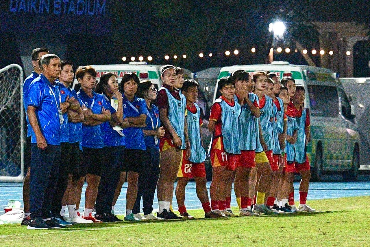 Chạnh l&ograve;ng khoảnh khắc HLV Mai Đức Chung ho khan, mệt mỏi ở cabin ban huấn luyện- Ảnh 19.