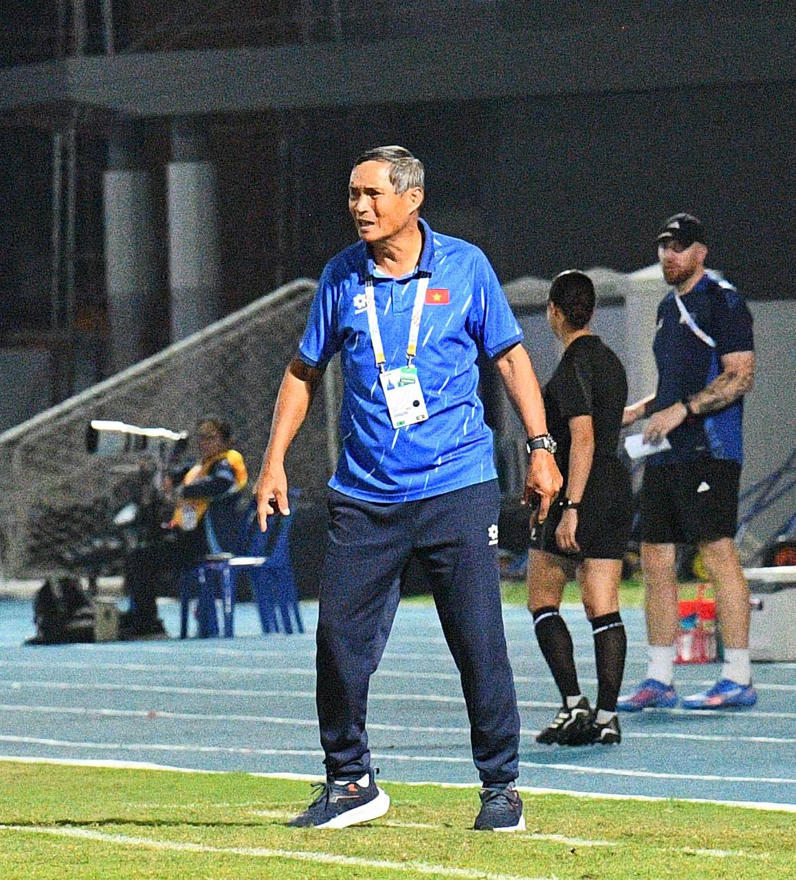 Chạnh l&ograve;ng khoảnh khắc HLV Mai Đức Chung ho khan, mệt mỏi ở cabin ban huấn luyện- Ảnh 7.