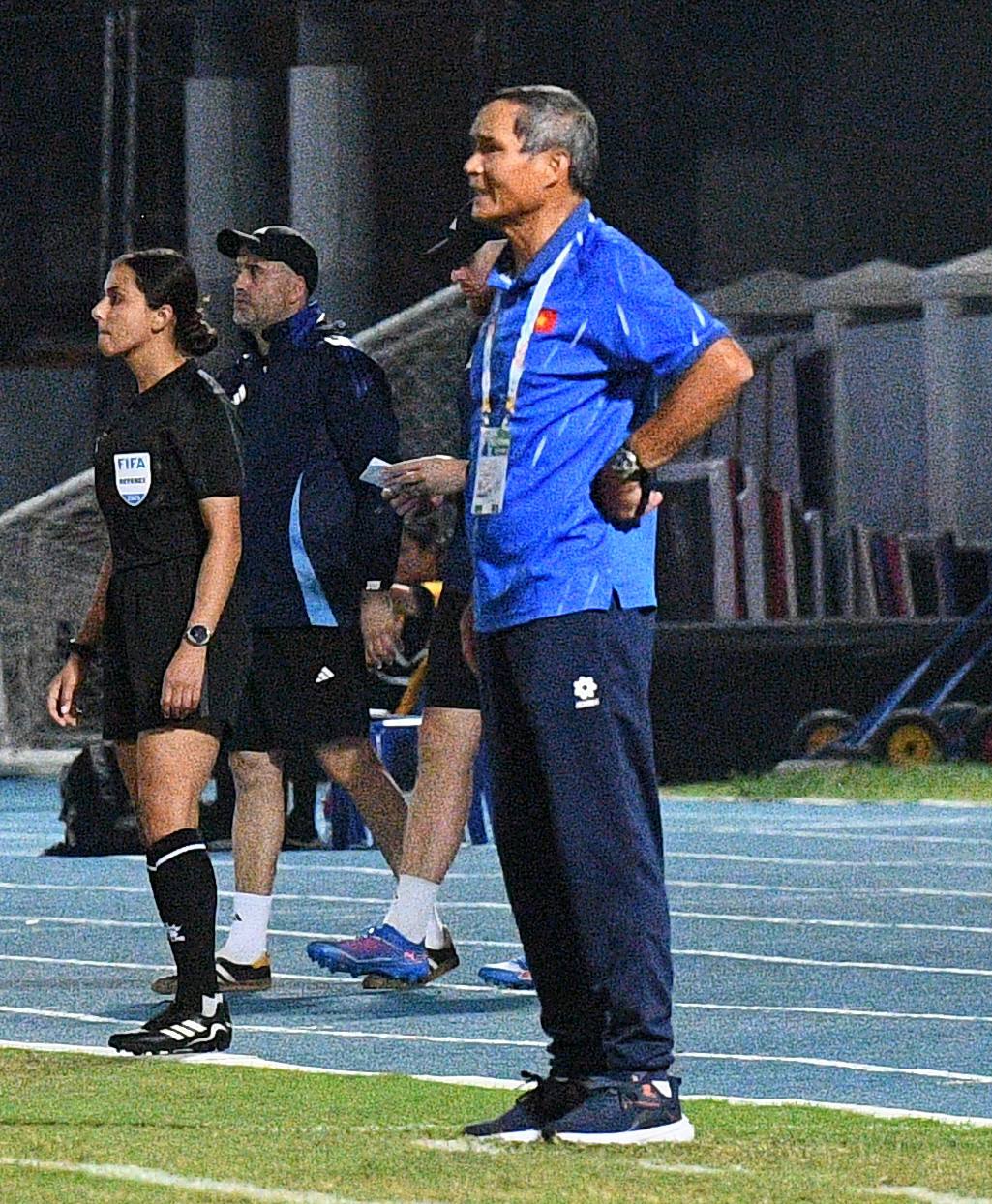 Chạnh l&ograve;ng khoảnh khắc HLV Mai Đức Chung ho khan, mệt mỏi ở cabin ban huấn luyện- Ảnh 4.