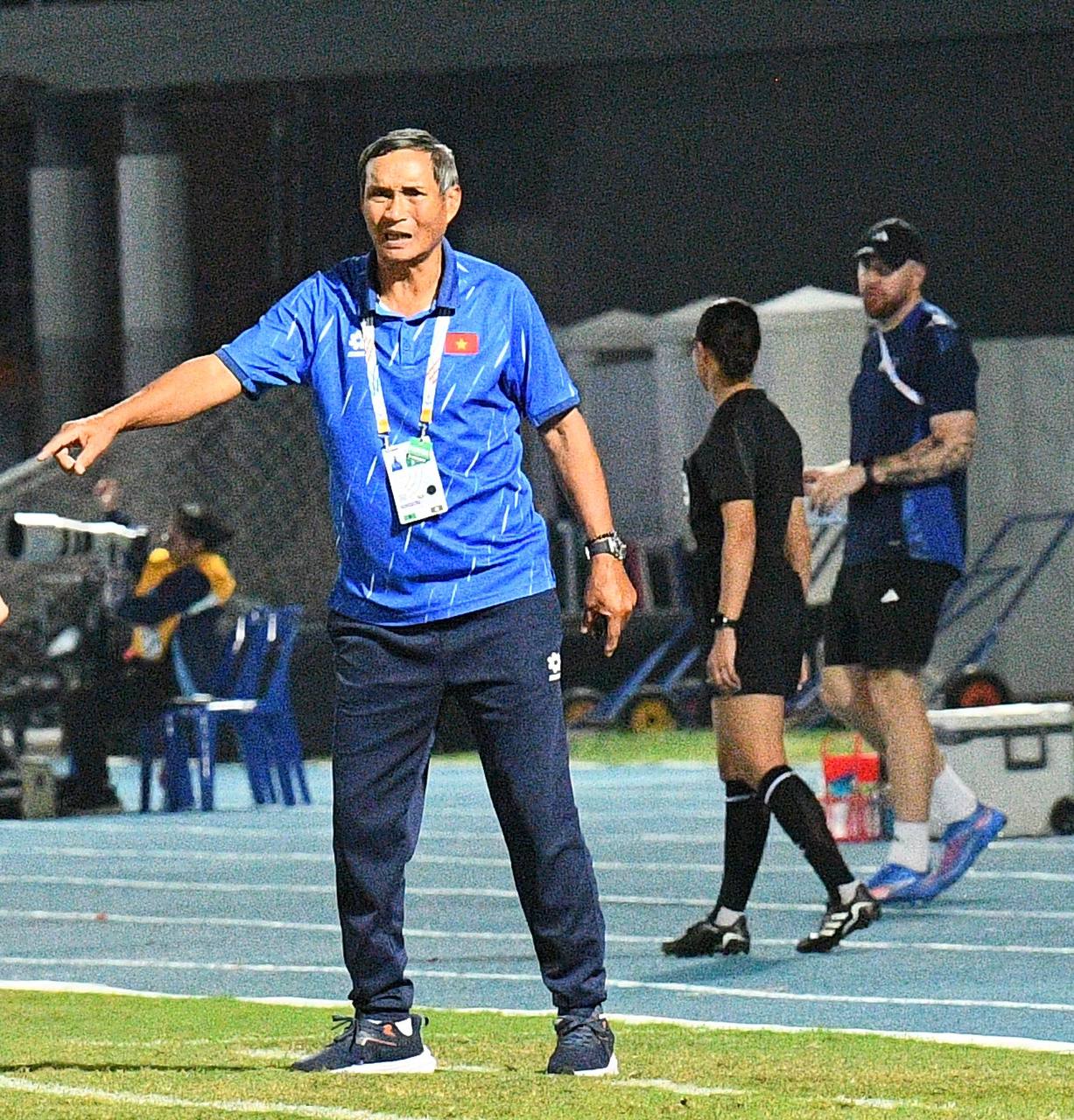 Chạnh l&ograve;ng khoảnh khắc HLV Mai Đức Chung ho khan, mệt mỏi ở cabin ban huấn luyện- Ảnh 3.