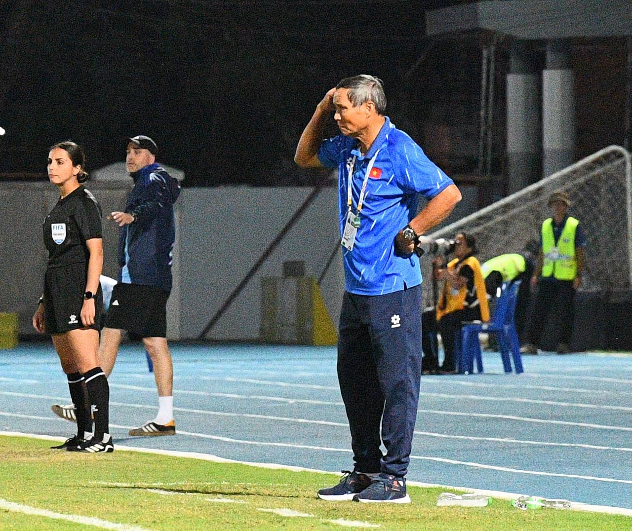 Chạnh l&ograve;ng khoảnh khắc HLV Mai Đức Chung ho khan, mệt mỏi ở cabin ban huấn luyện- Ảnh 8.