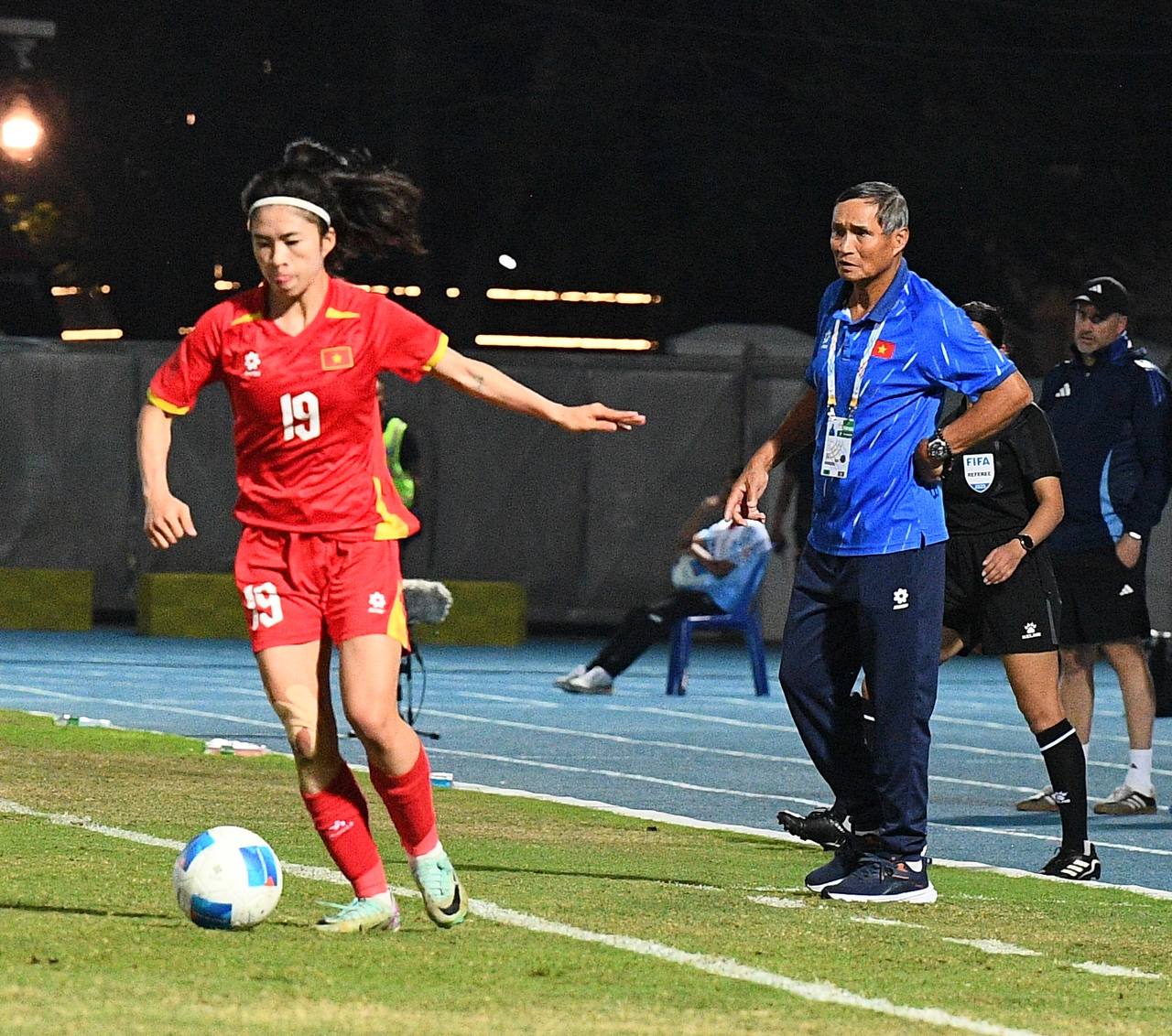 Chạnh l&ograve;ng khoảnh khắc HLV Mai Đức Chung ho khan, mệt mỏi ở cabin ban huấn luyện- Ảnh 9.