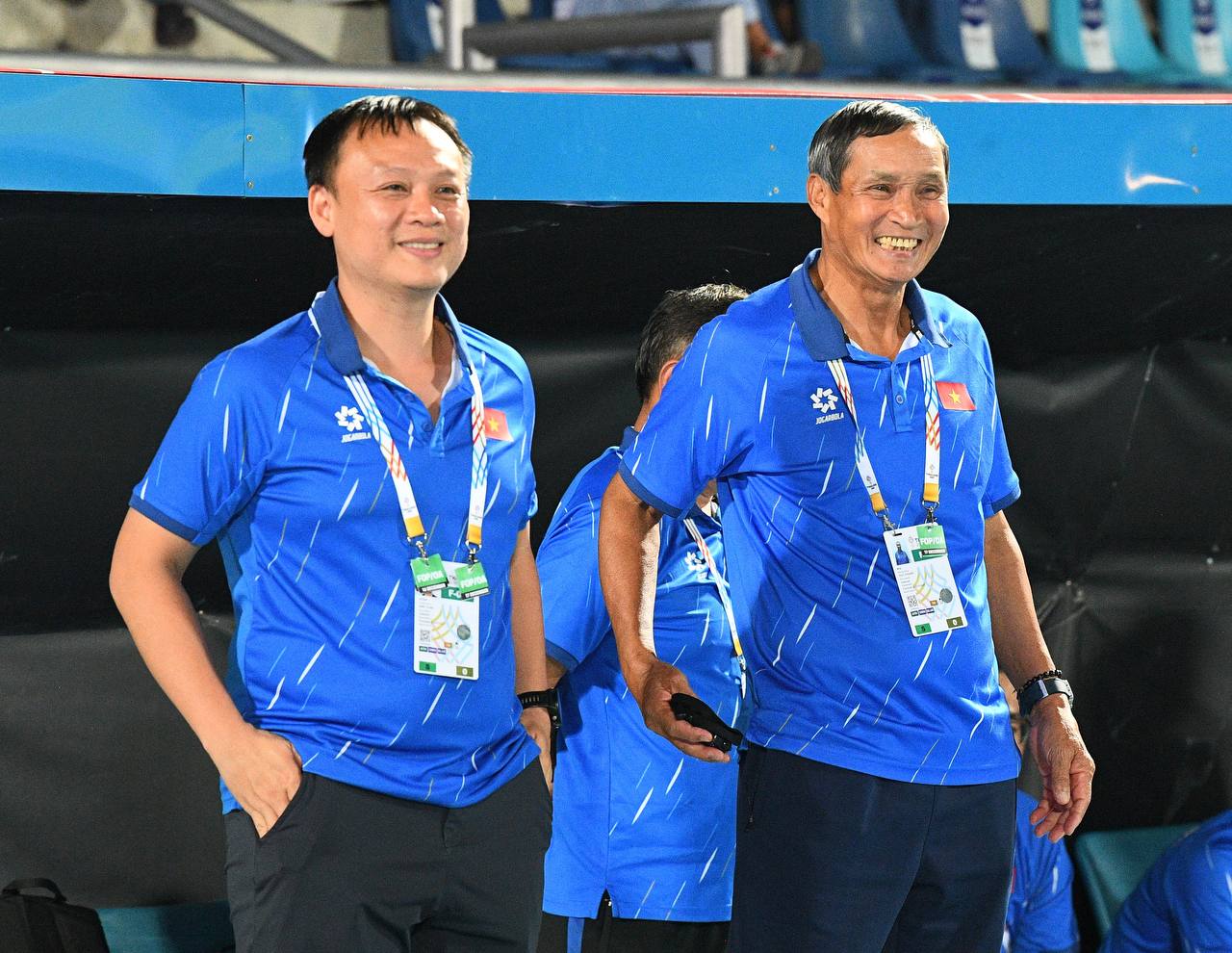 Chạnh l&ograve;ng khoảnh khắc HLV Mai Đức Chung ho khan, mệt mỏi ở cabin ban huấn luyện- Ảnh 2.