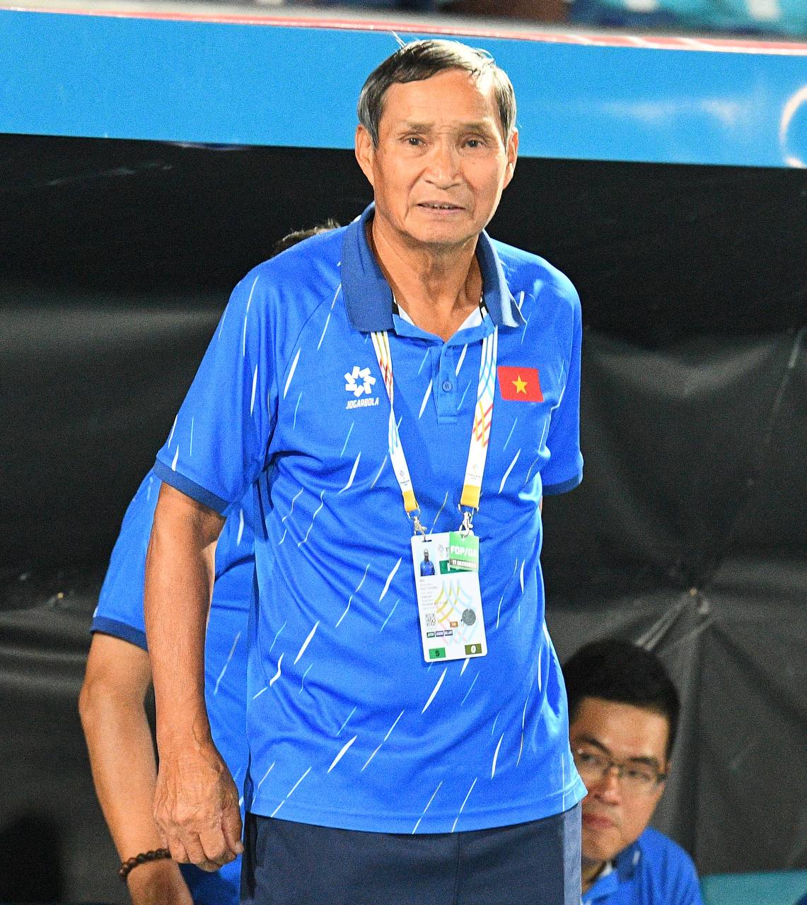 Chạnh l&ograve;ng khoảnh khắc HLV Mai Đức Chung ho khan, mệt mỏi ở cabin ban huấn luyện- Ảnh 21.