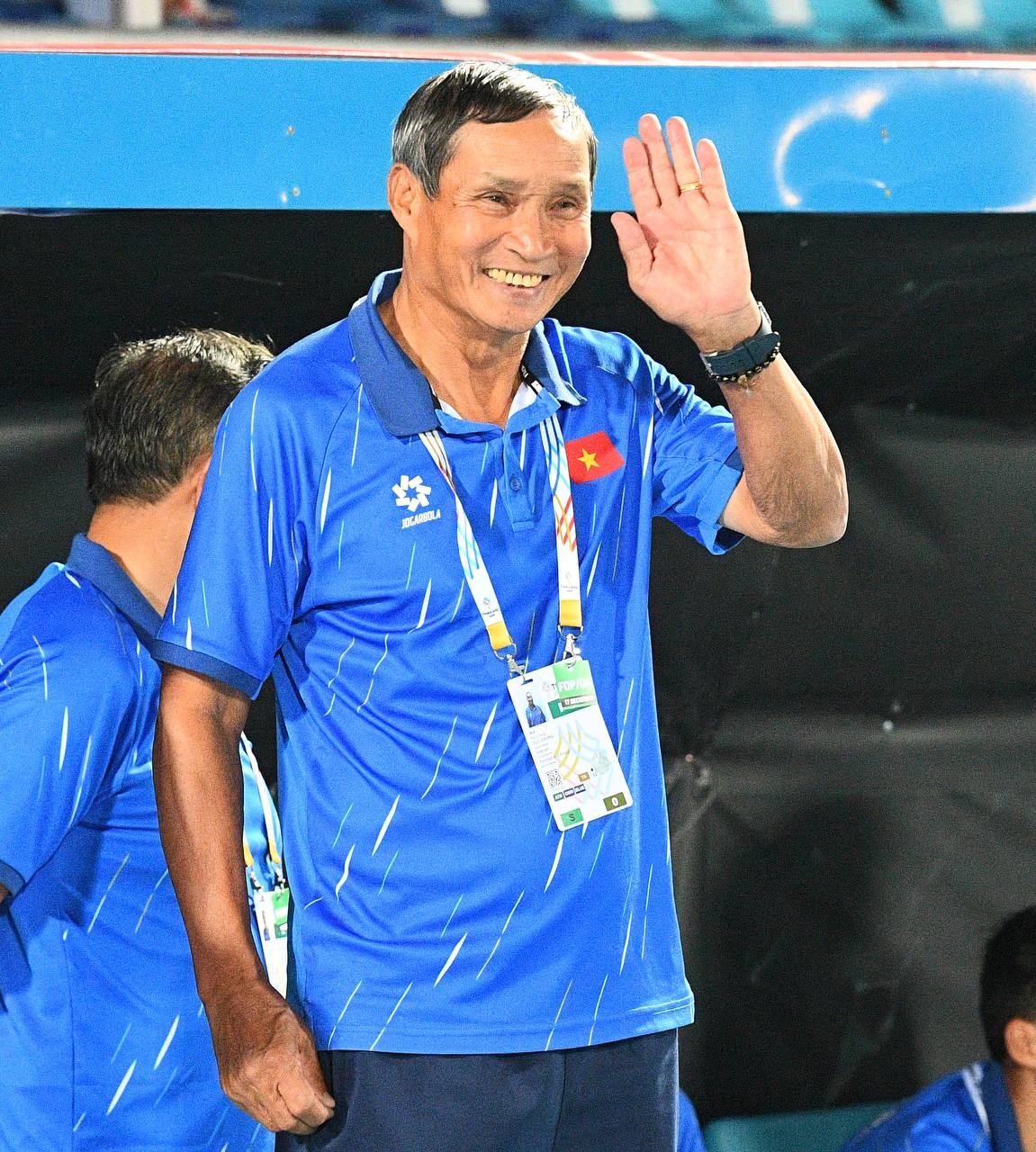 Chạnh l&ograve;ng khoảnh khắc HLV Mai Đức Chung ho khan, mệt mỏi ở cabin ban huấn luyện- Ảnh 1.