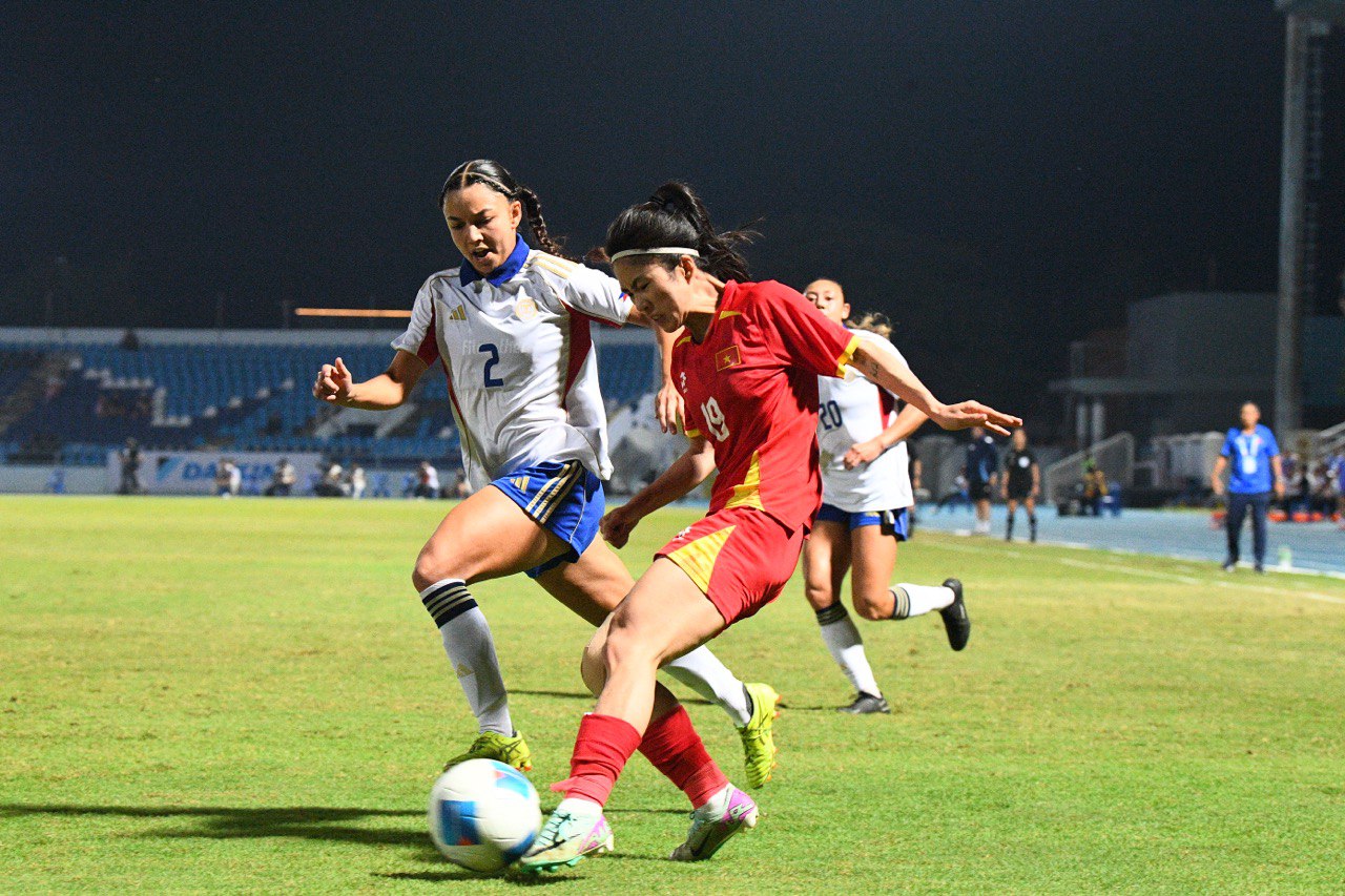 Chạnh l&ograve;ng khoảnh khắc HLV Mai Đức Chung ho khan, mệt mỏi ở cabin ban huấn luyện- Ảnh 14.