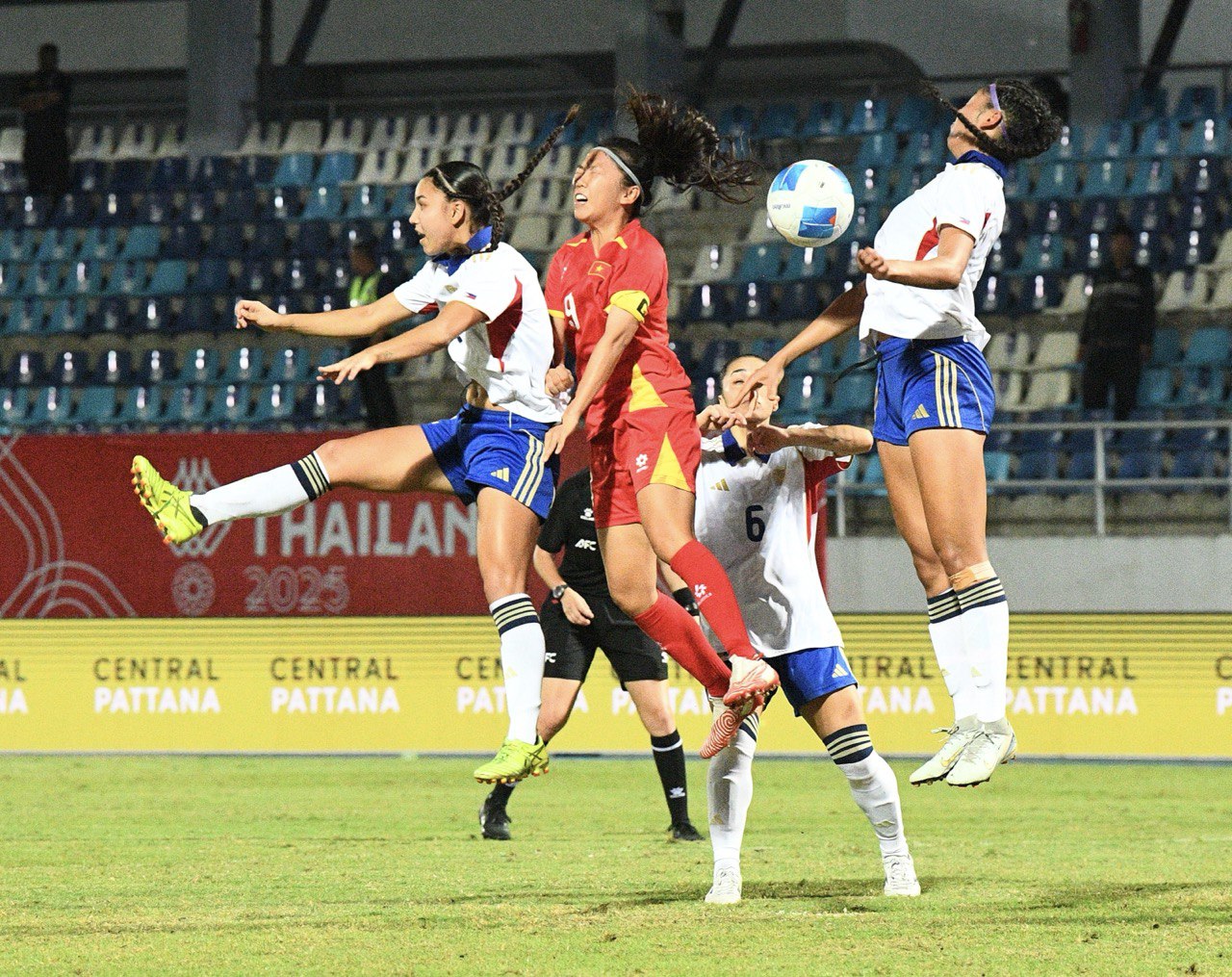 Chạnh l&ograve;ng khoảnh khắc HLV Mai Đức Chung ho khan, mệt mỏi ở cabin ban huấn luyện- Ảnh 12.