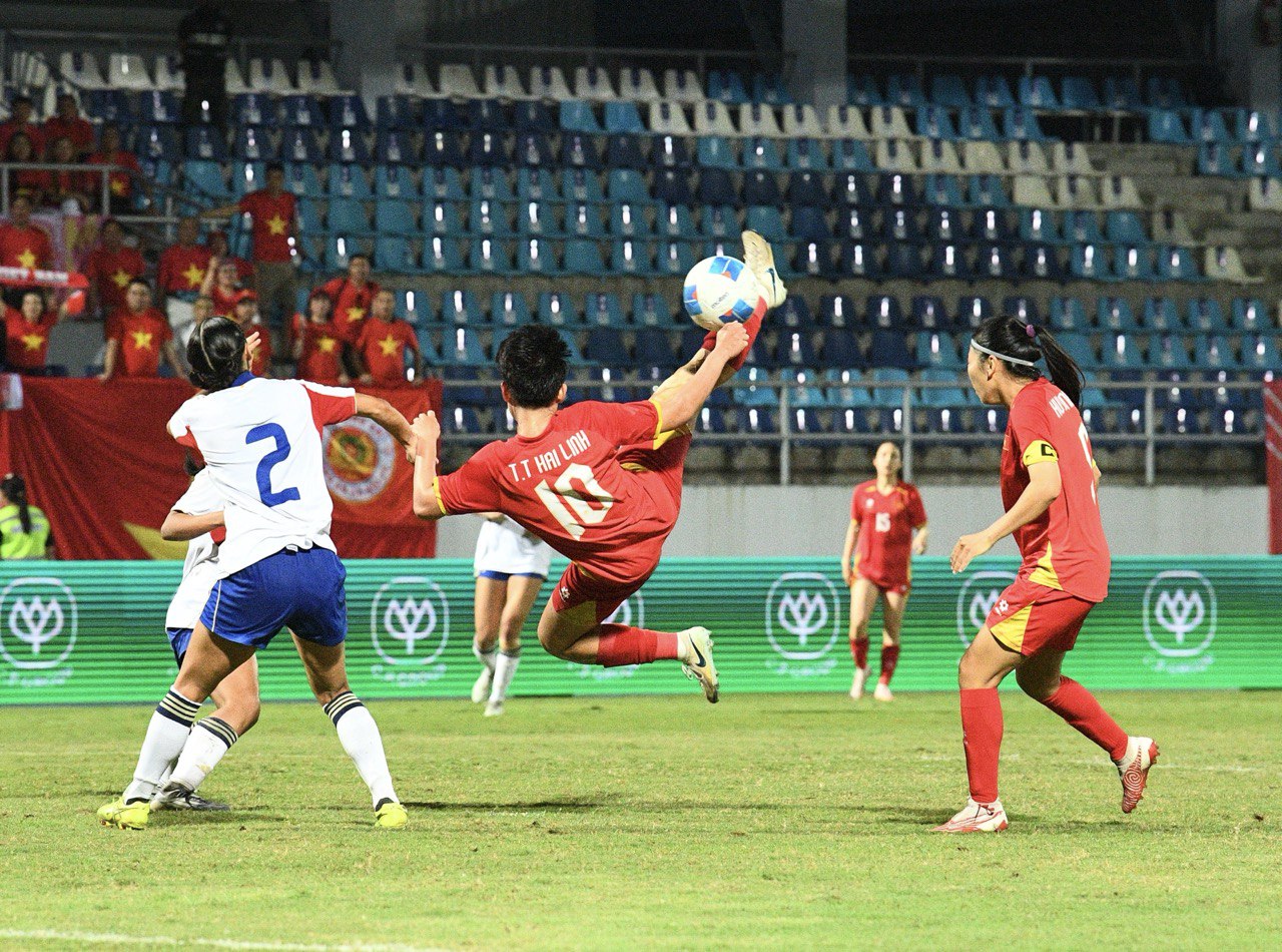 Chạnh l&ograve;ng khoảnh khắc HLV Mai Đức Chung ho khan, mệt mỏi ở cabin ban huấn luyện- Ảnh 15.