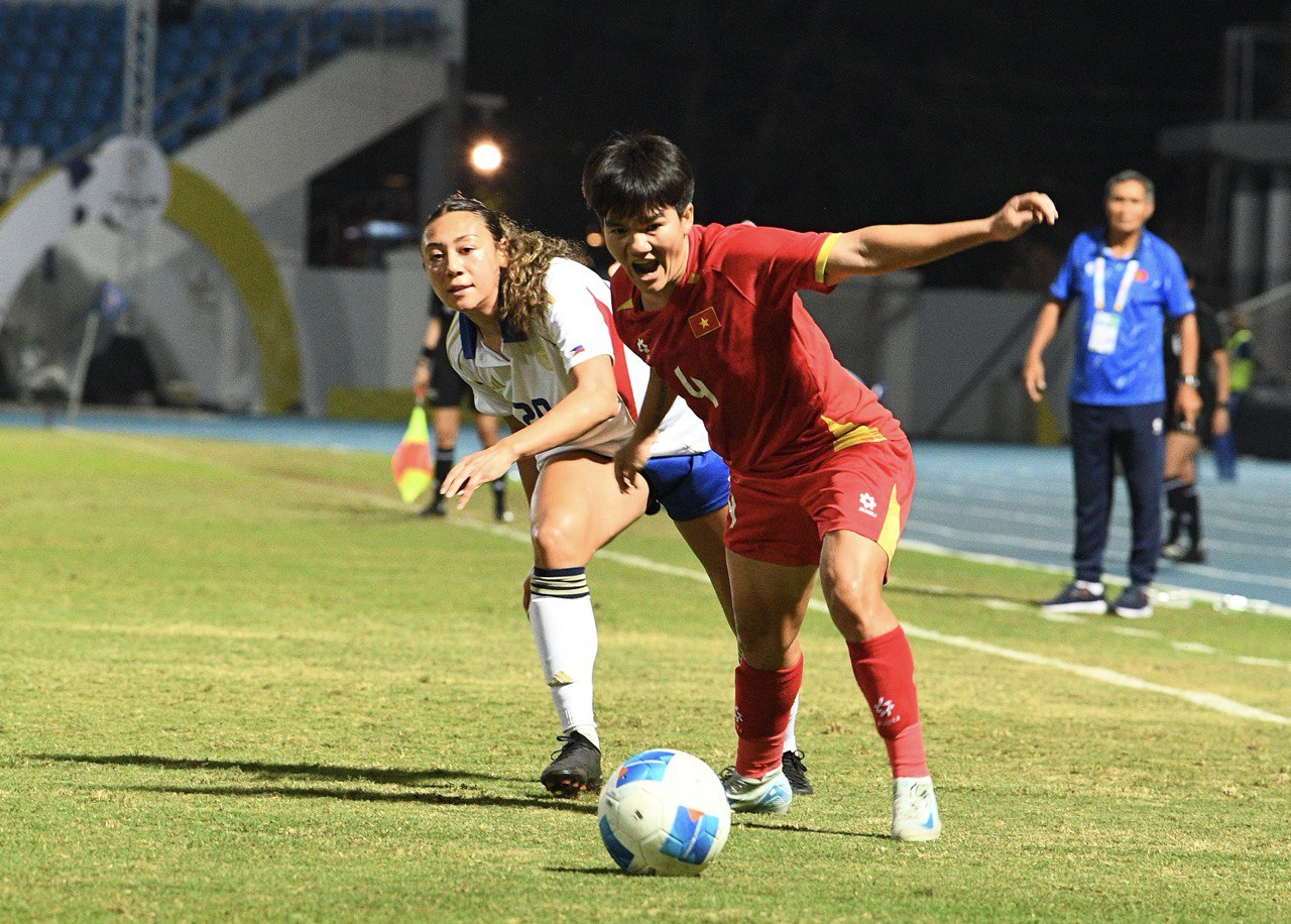 Chạnh l&ograve;ng khoảnh khắc HLV Mai Đức Chung ho khan, mệt mỏi ở cabin ban huấn luyện- Ảnh 10.