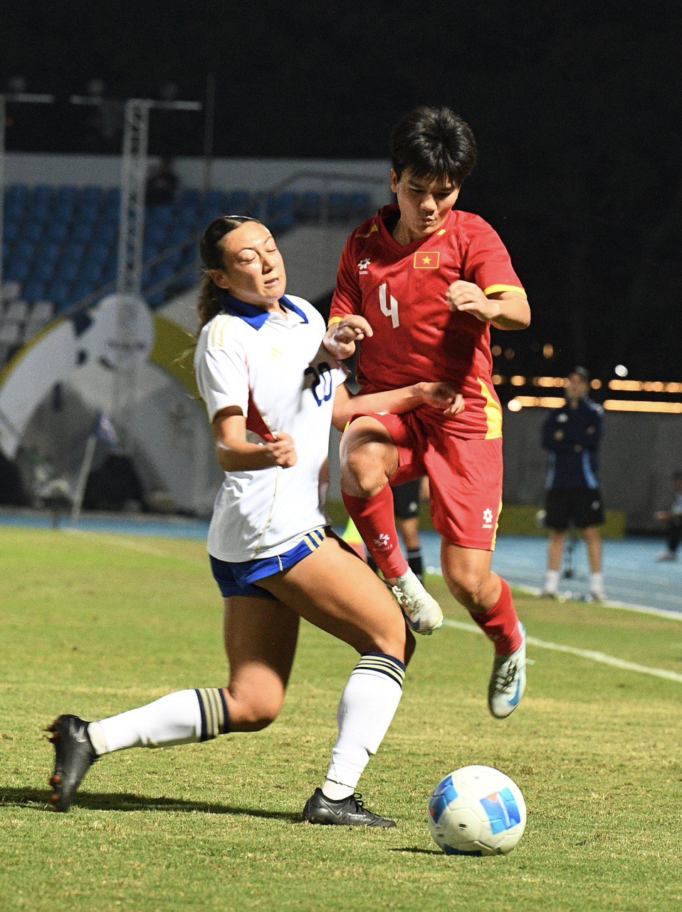 Chạnh l&ograve;ng khoảnh khắc HLV Mai Đức Chung ho khan, mệt mỏi ở cabin ban huấn luyện- Ảnh 16.